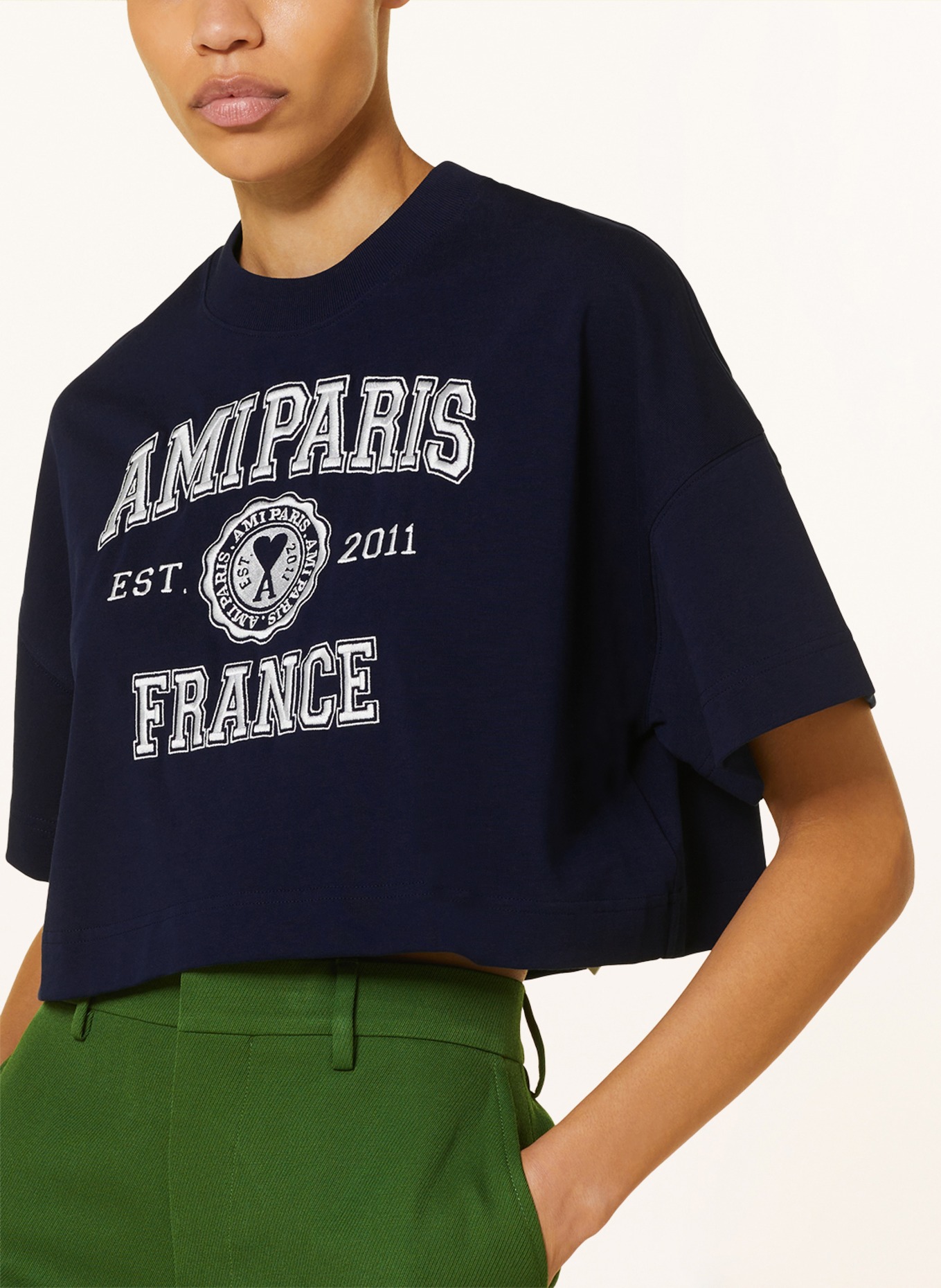 AMI PARIS Cropped tričko, Barva: TMAVĚ MODRÁ (Obrázek 4)
