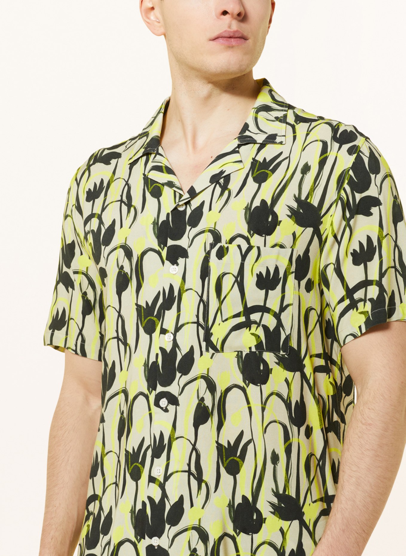 arrels BARCELONA Resort shirt BEIGE TULIPS × CECILIA CARLSTED Comfort fit, Color: LIGHT GREEN/ DARK GREEN (Image 4)