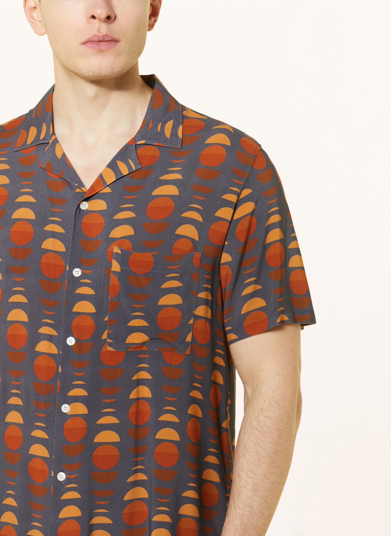 arrels BARCELONA Koszula z klapami SUN FRAGMENTS × LAURA BERGER comfort fit, Kolor: CZIEMNOSZARY/ CIEMNOPOMARAŃCZOWY (Obrazek 4)