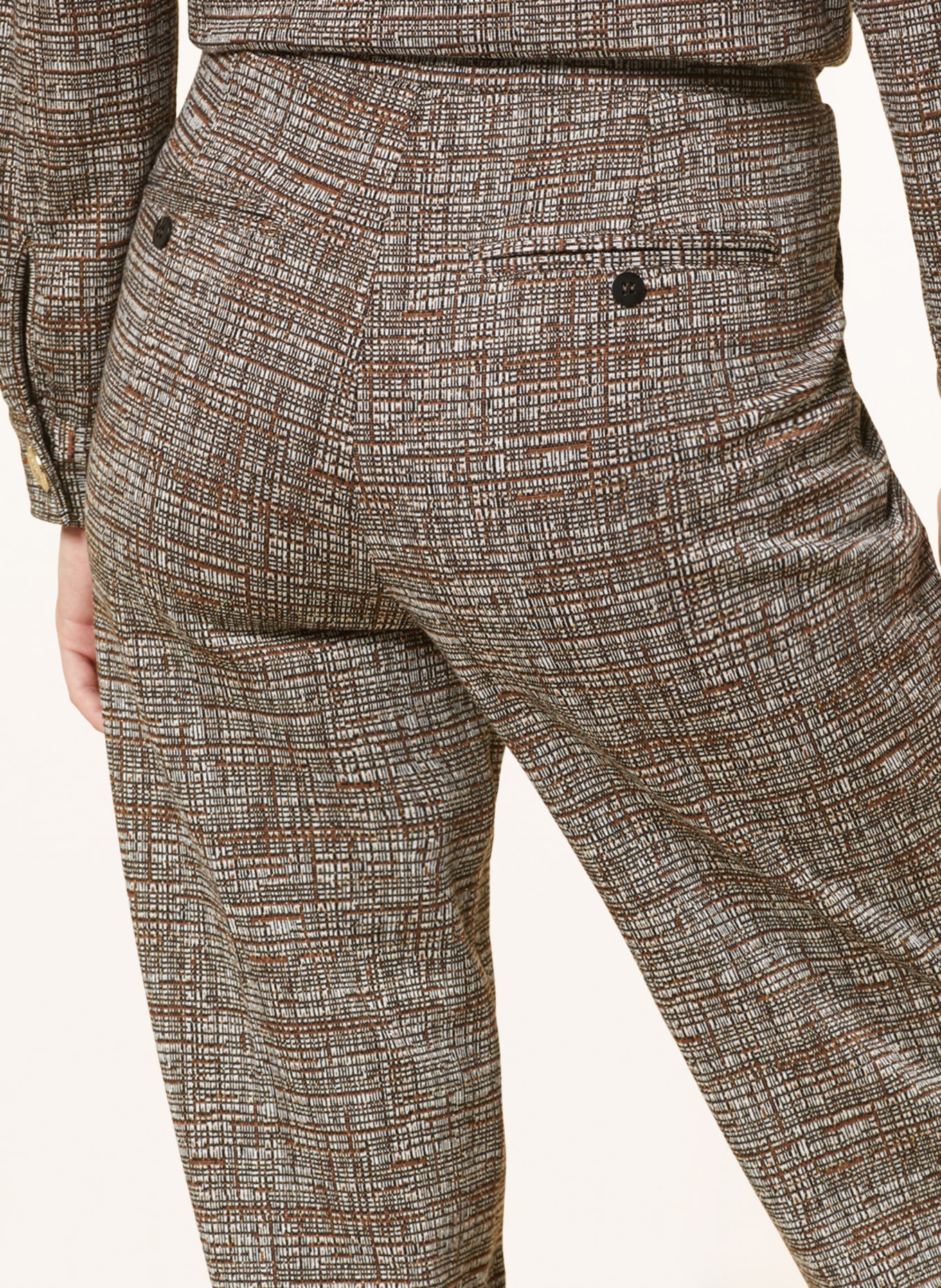 SEM PER LEI Spodnie marlena z błyszczącą przędzą, Kolor: BRĄZOWY/ JASNOCZARY/ CZARNY (Obrazek 5)