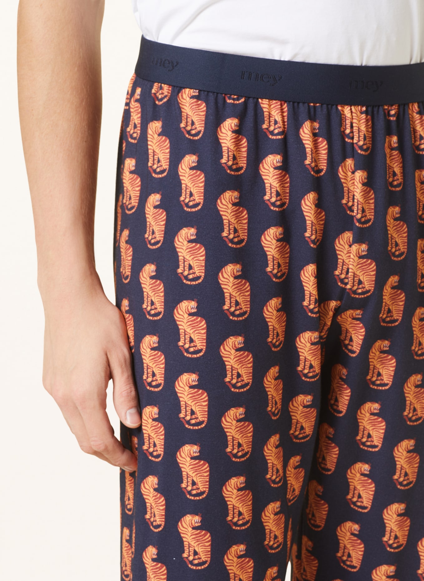 mey Spodnie od piżamy z kolekcji RE:THINK TIGER, Kolor: GRANATOWY/ CIEMNOPOMARAŃCZOWY/ JASNOPOMARAŃCZOWY (Obrazek 5)