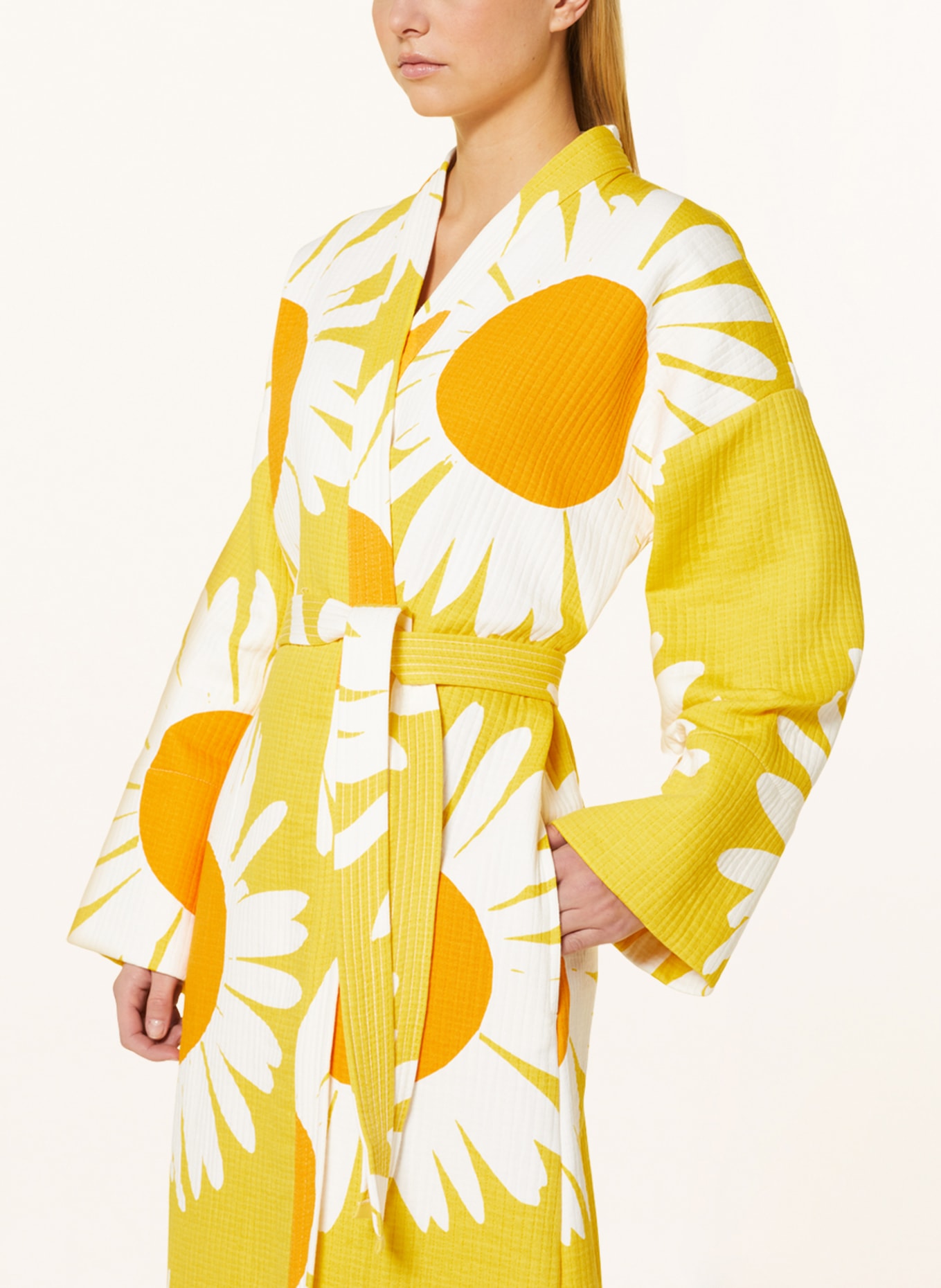 marimekko Unisex bathrobe AURINGONKUKKA, Color: WHITE/ DARK YELLOW/ ORANGE (Image 4)