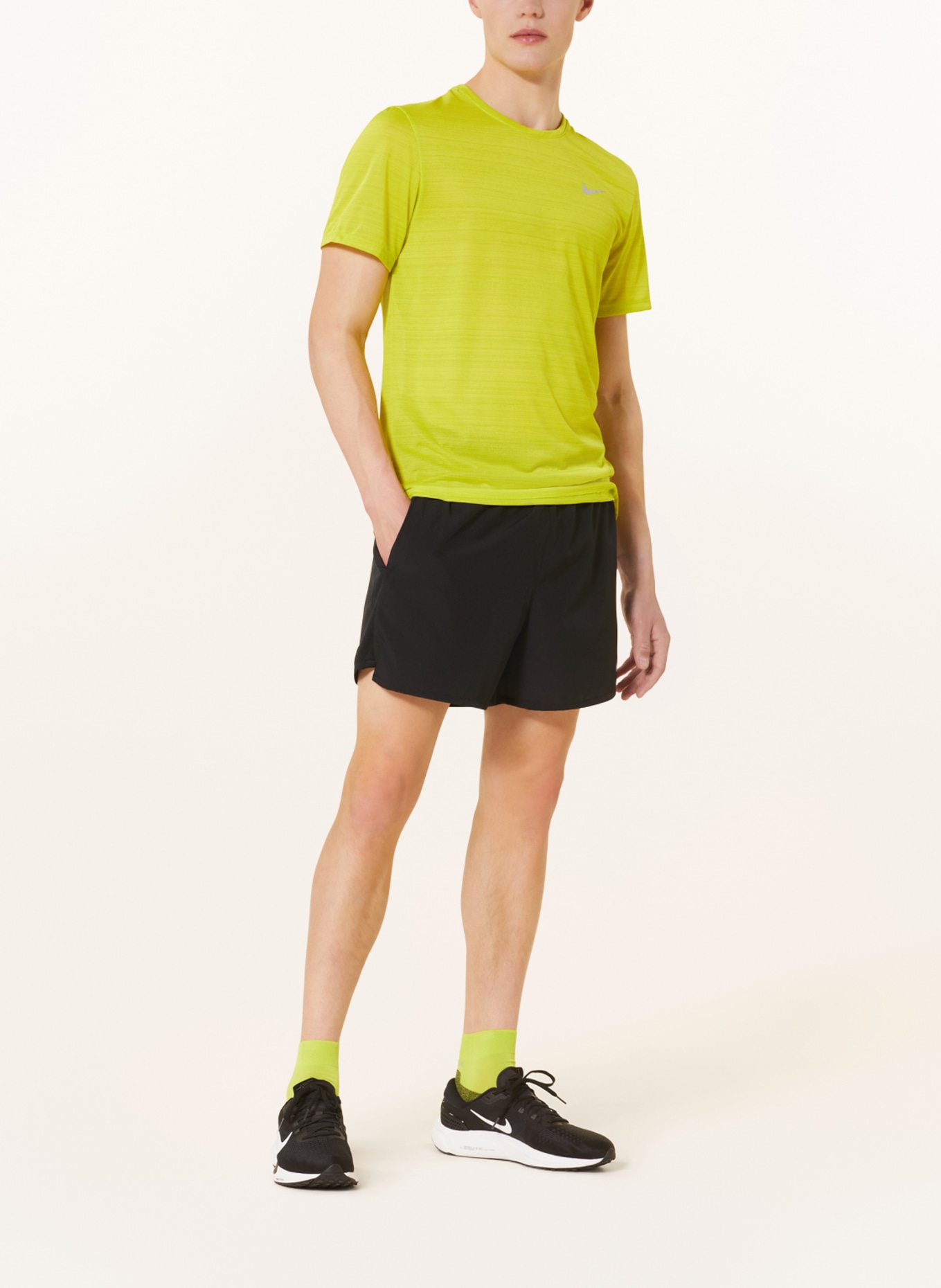 Nike Běžecké tričko HYVERSE, Barva: NEONOVĚ ZELENÁ (Obrázek 2)