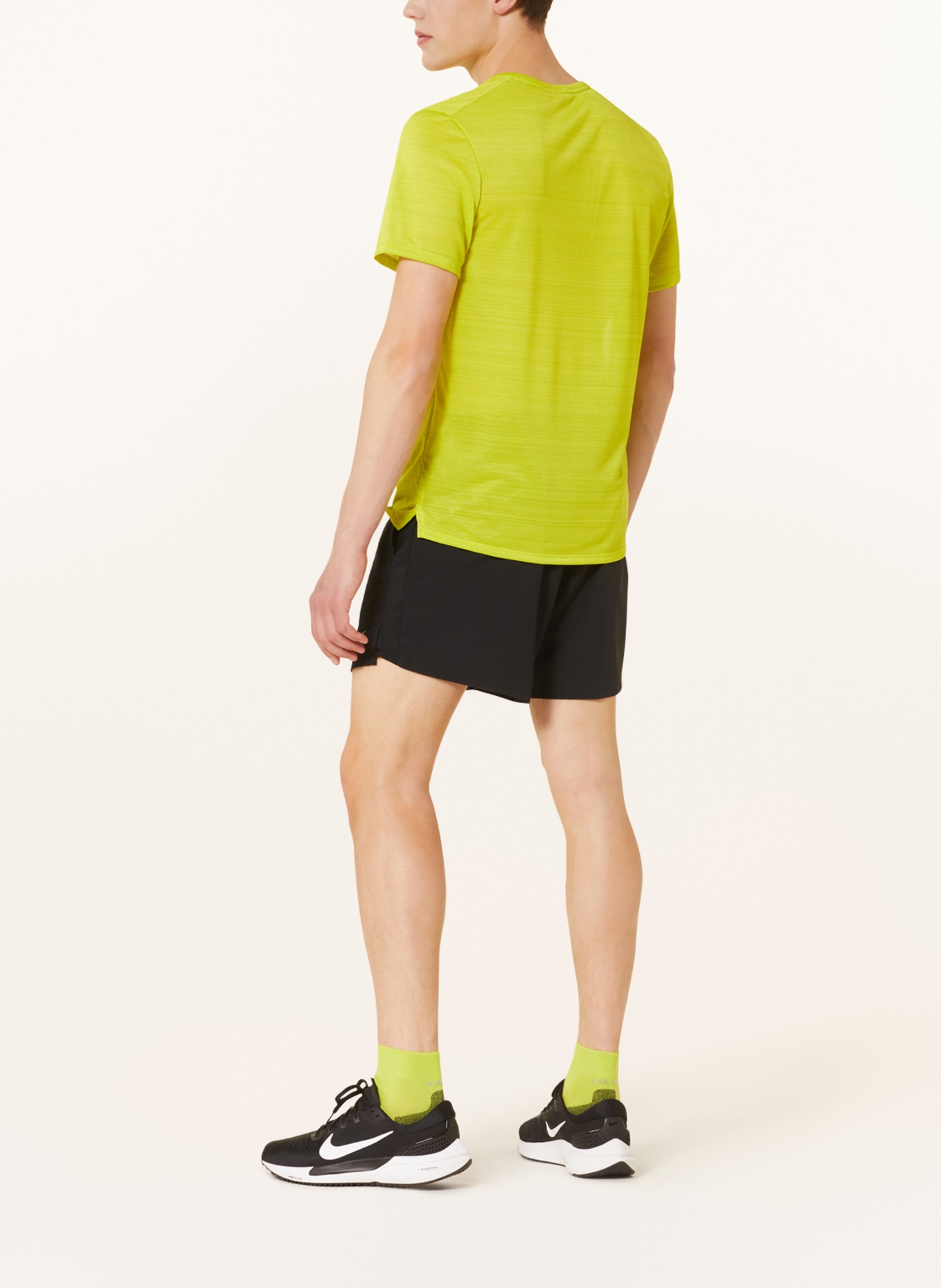 Nike Běžecké tričko HYVERSE, Barva: NEONOVĚ ZELENÁ (Obrázek 3)