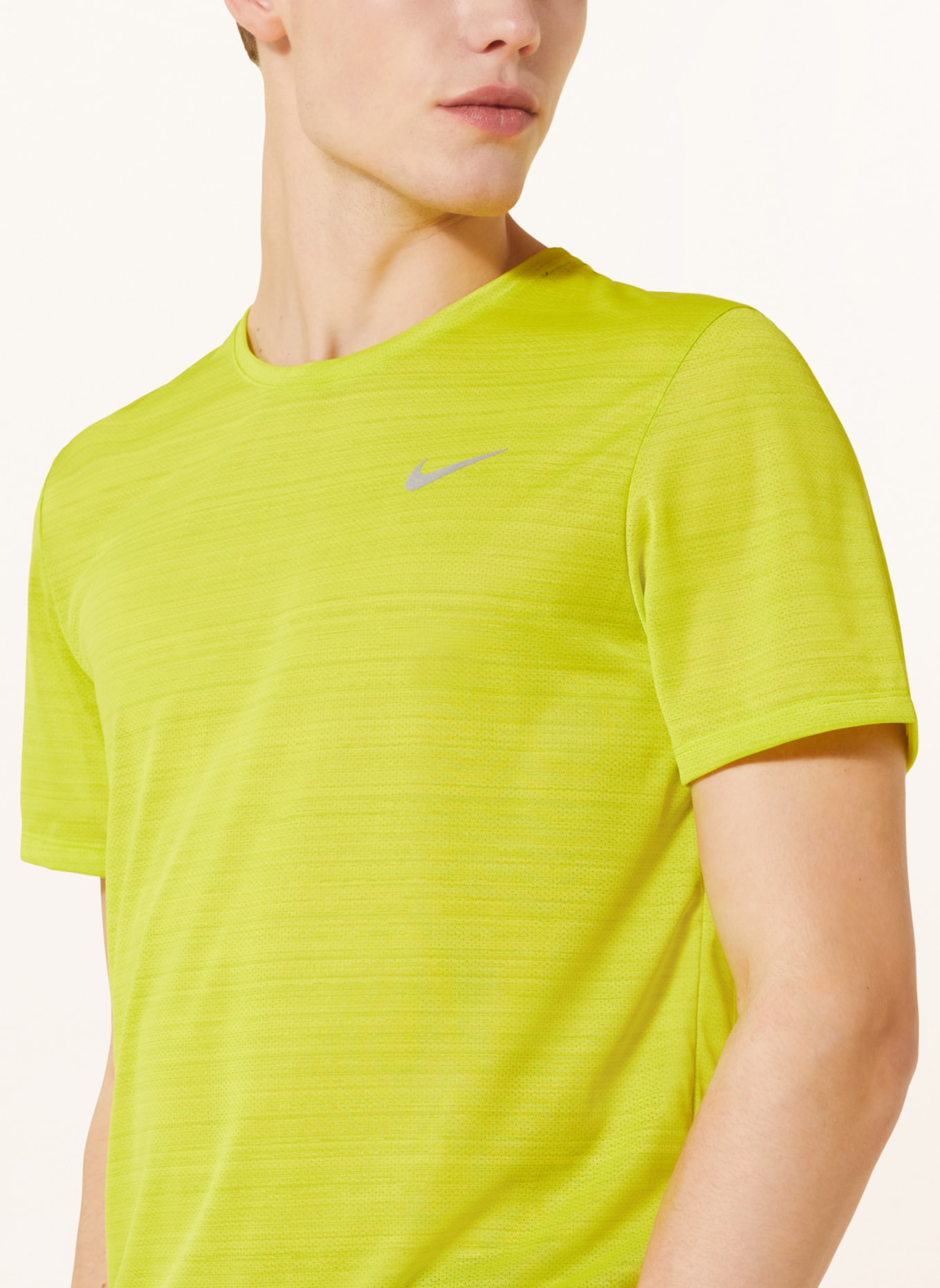 Nike Běžecké tričko HYVERSE, Barva: NEONOVĚ ZELENÁ (Obrázek 4)