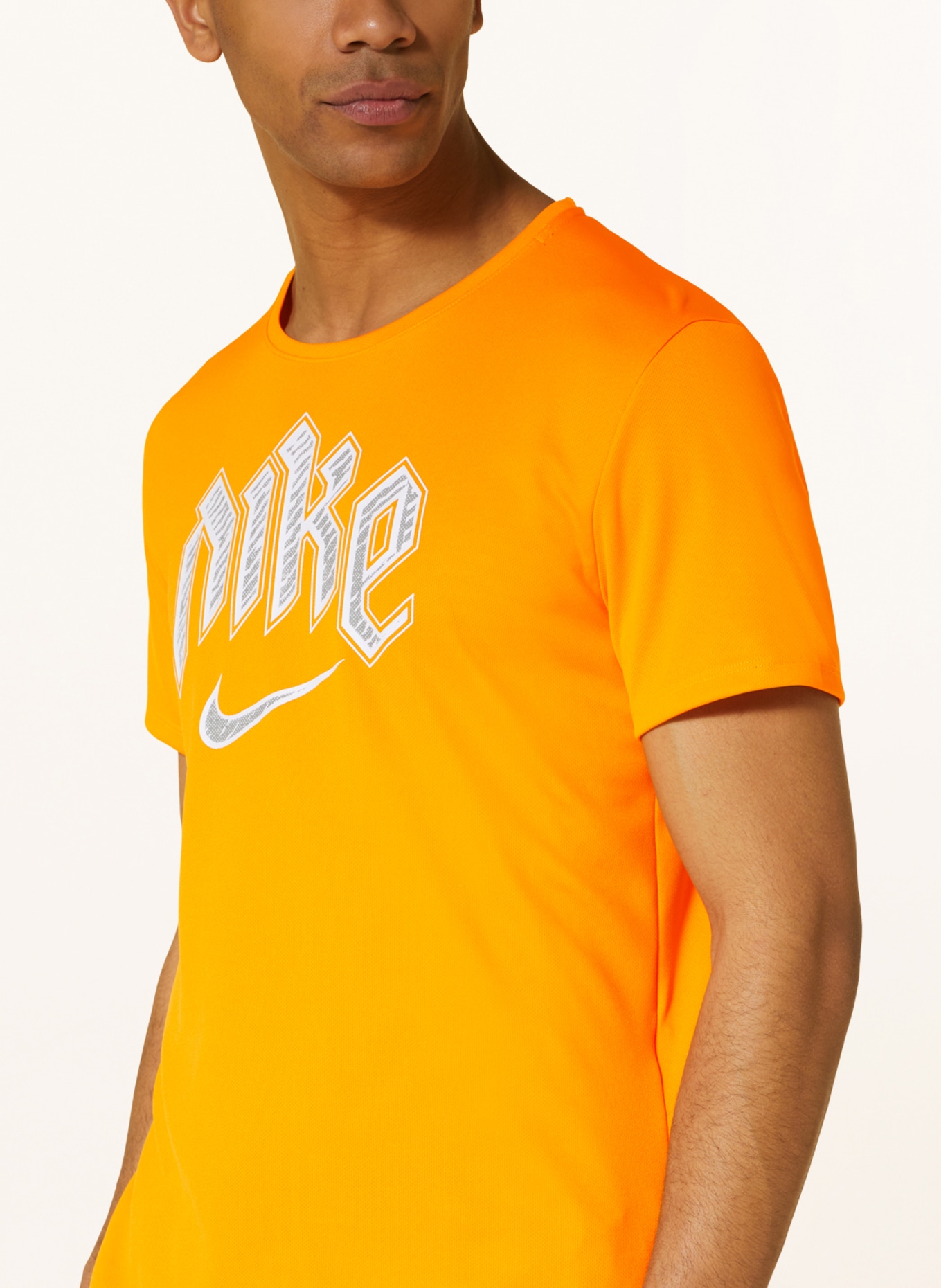 Nike Koszulka do biegania DRI-FIT RUN DIVISION MILER, Kolor: JASKRAWY POMARAŃCZOWY (Obrazek 4)