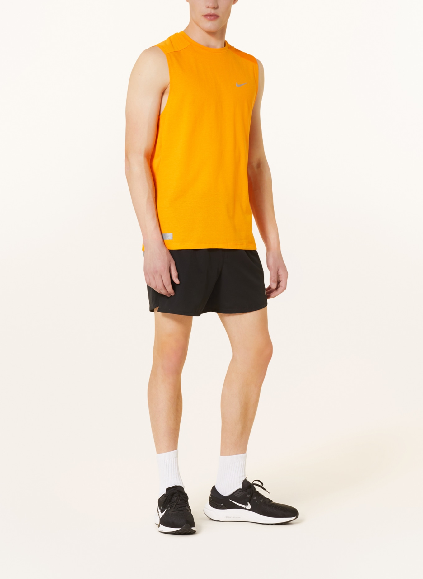 Nike Koszulka do biegania DRI-FIT RUN DIVISION RISE 365 z siateczką, Kolor: JASKRAWY POMARAŃCZOWY (Obrazek 2)