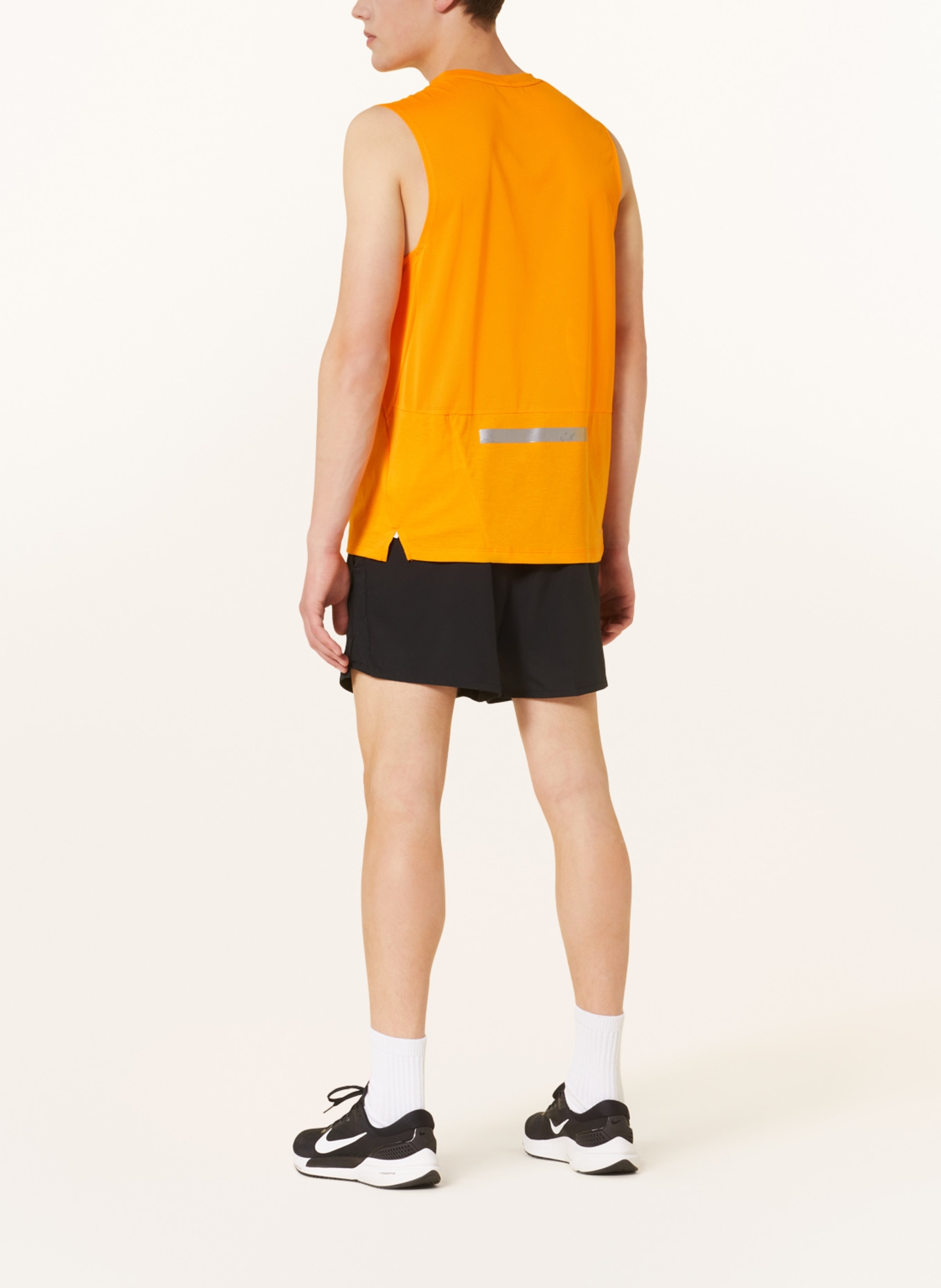 Nike Koszulka do biegania DRI-FIT RUN DIVISION RISE 365 z siateczką, Kolor: JASKRAWY POMARAŃCZOWY (Obrazek 3)