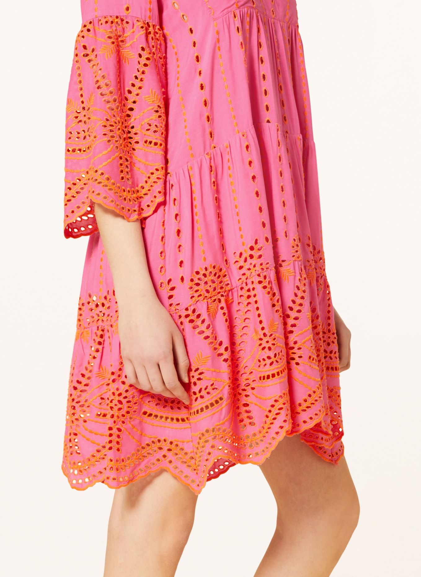VALÉRIE KHALFON Sukienka RIVA z rękawami 3/4 i dziurkowaną koronką, Kolor: MOCNORÓŻOWY/ CIEMNOŻÓŁTY (Obrazek 4)