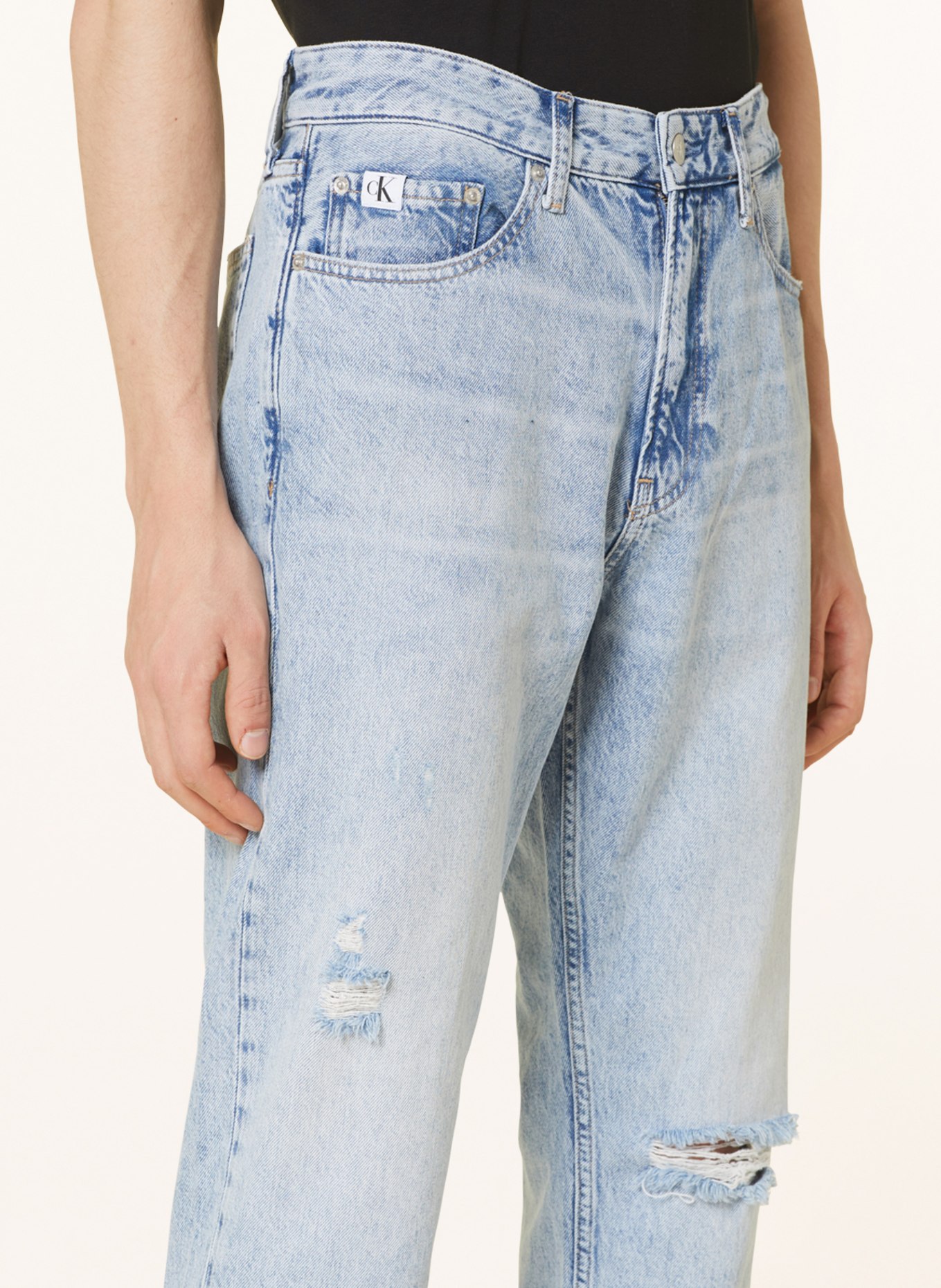 Calvin Klein Jeans Jeansy w stylu destroyed regular taper fit, Kolor: 1A4 DENIM MEDIUM (Obrazek 5)