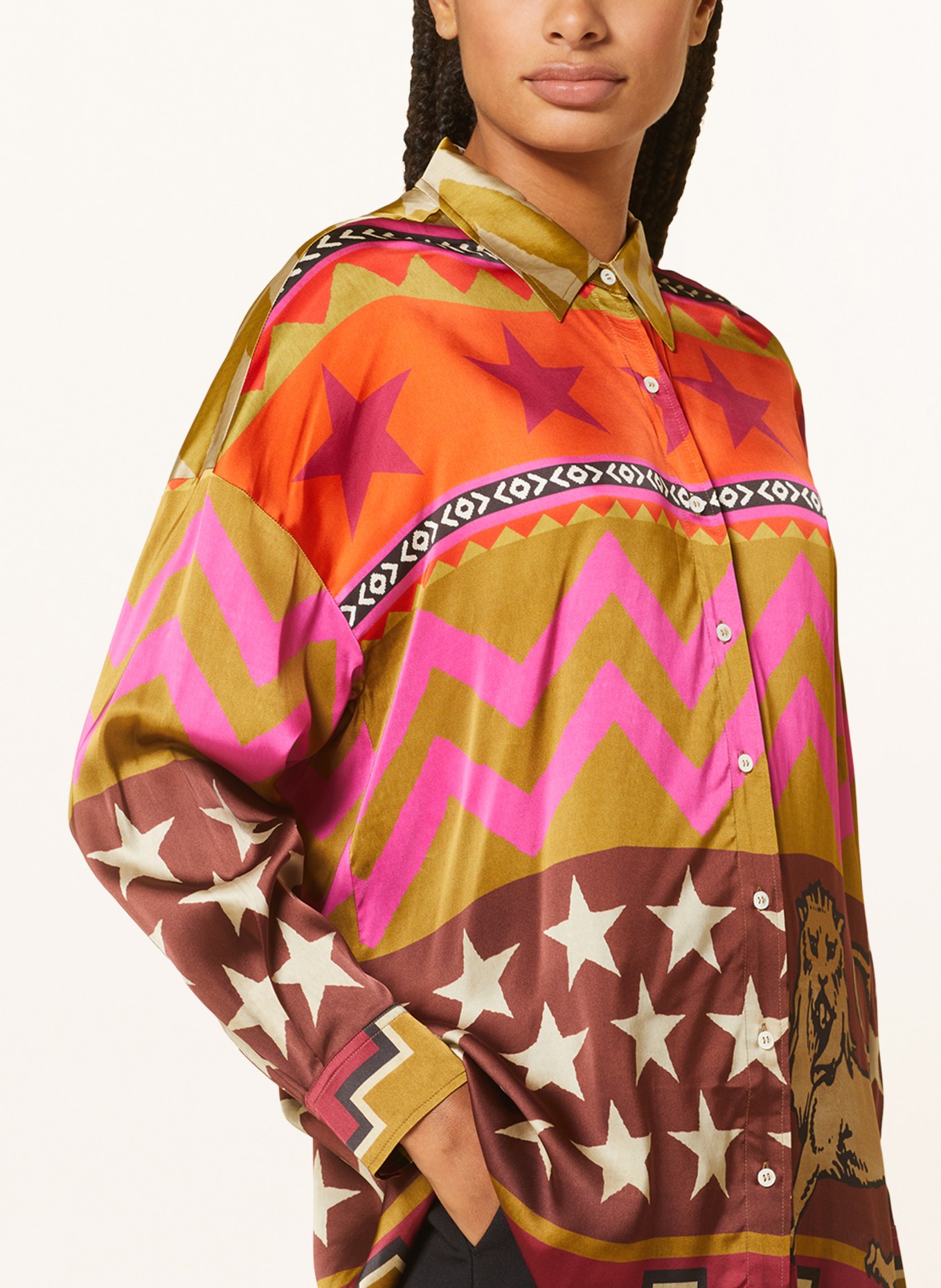Grace Oversized-Hemdbluse aus Satin, Farbe: KHAKI/ BRAUN/ PINK (Bild 4)