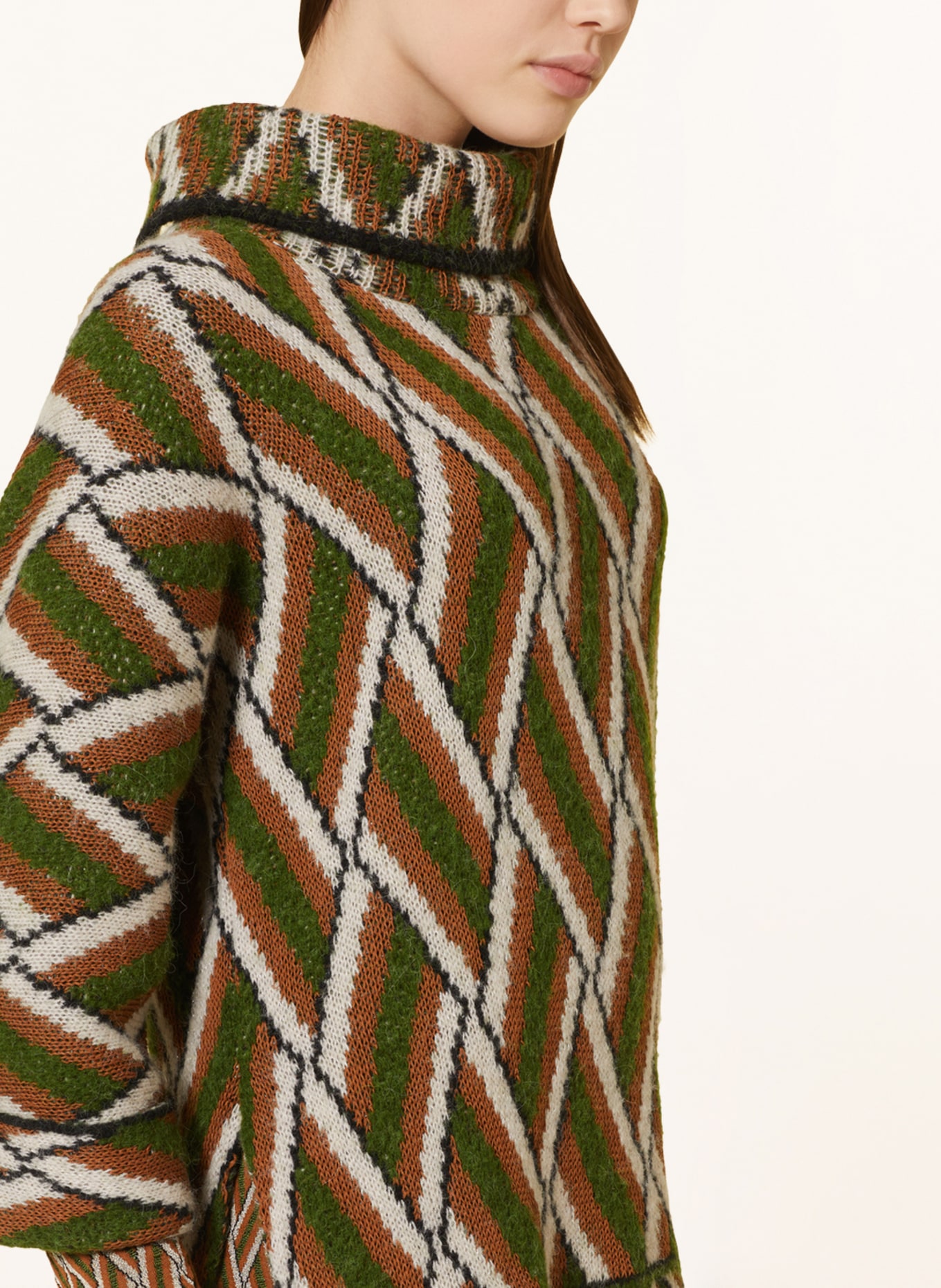 MARC CAIN Set: Pullover und Stulpen mit Glitzergarn, Farbe: 573 orient green (Bild 5)