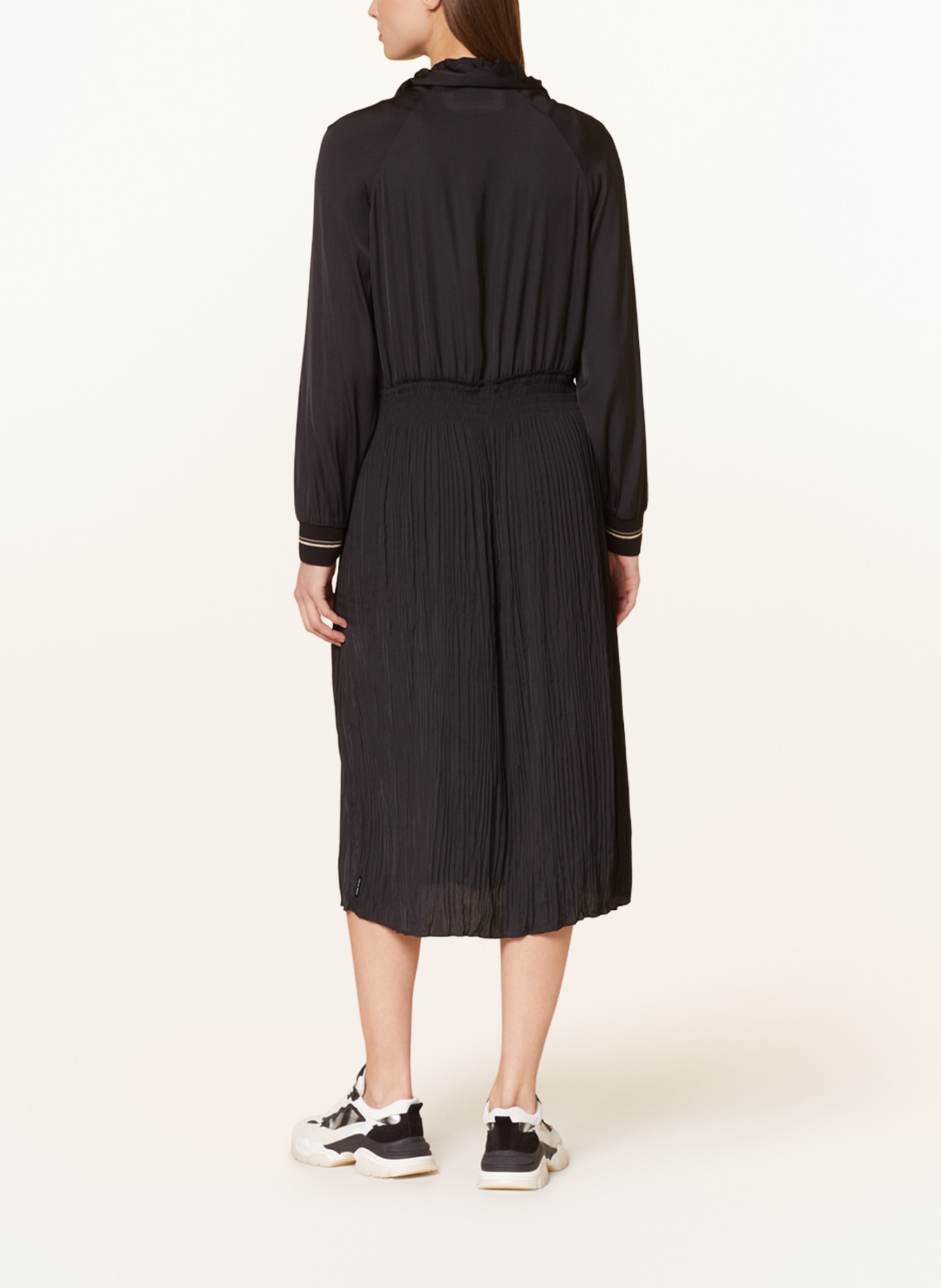 MARC CAIN Sukienka z plisami, Kolor: 900 BLACK (Obrazek 3)