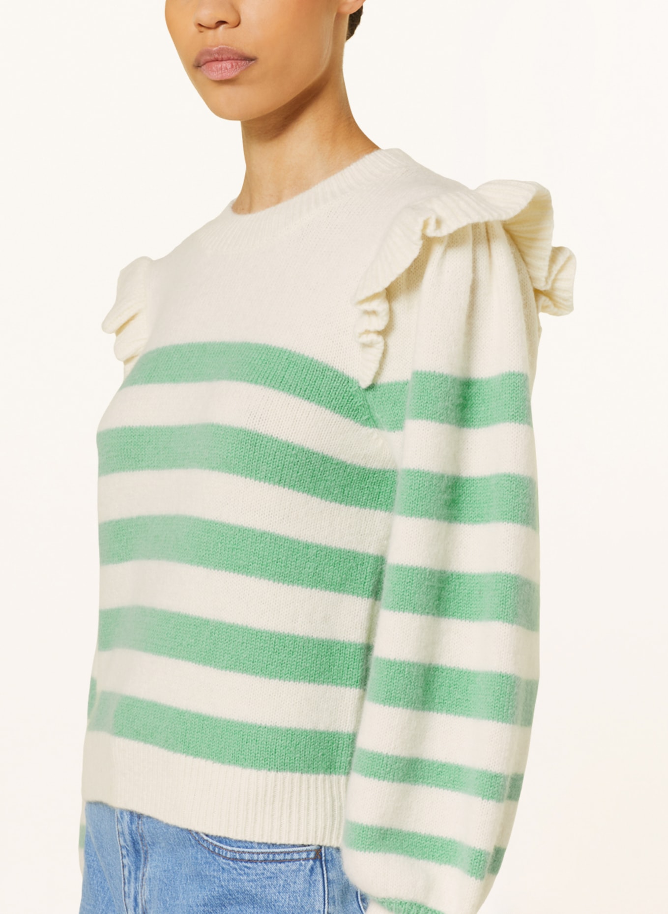 BAUM UND PFERDGARTEN Sweter CAMRYN z wolantami, Kolor: ECRU/ JASNOZIELONY (Obrazek 4)