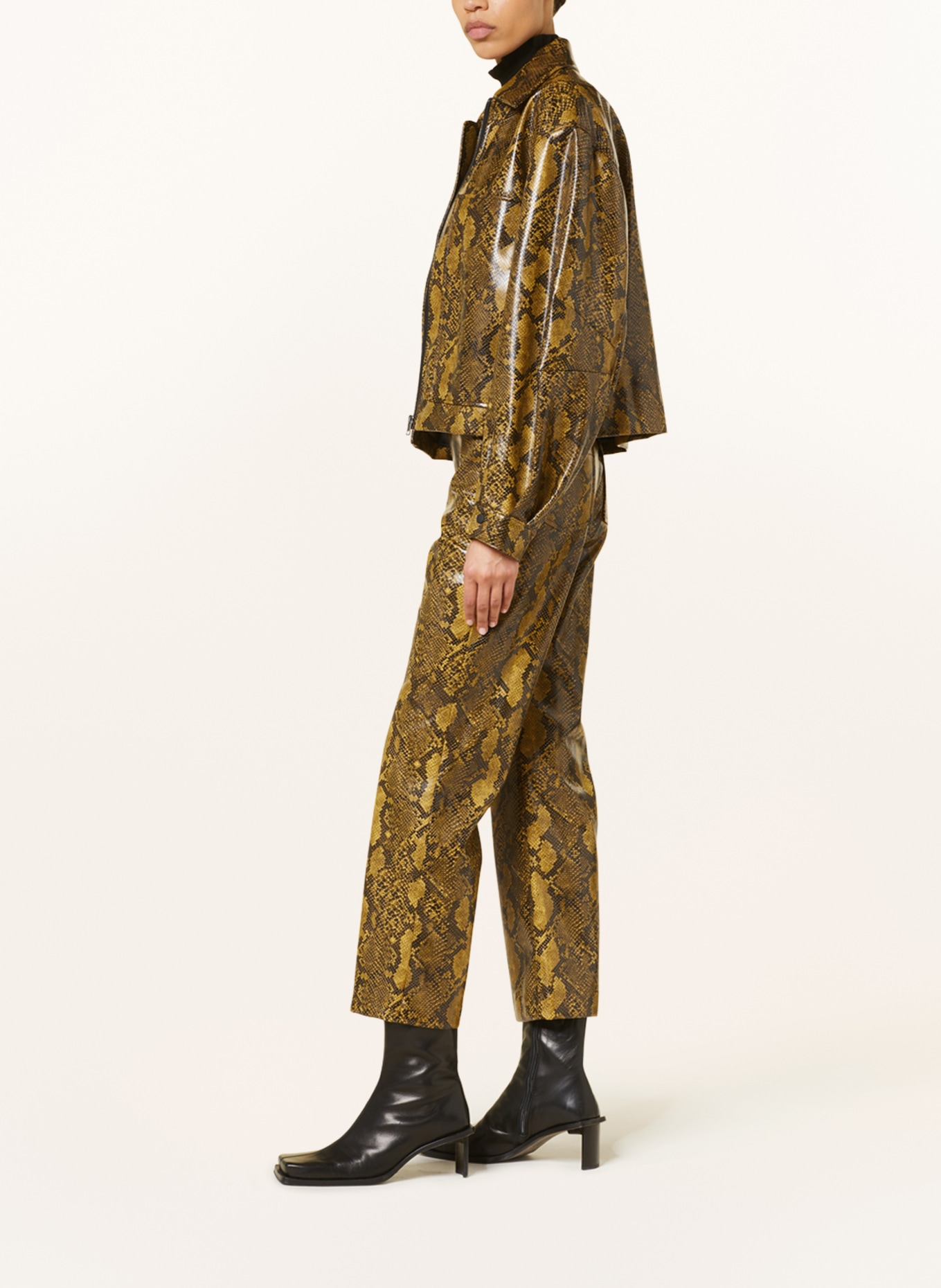 BAUM UND PFERDGARTEN 7/8 trousers NORMA in leather look, Color: DARK YELLOW/ BLACK (Image 4)