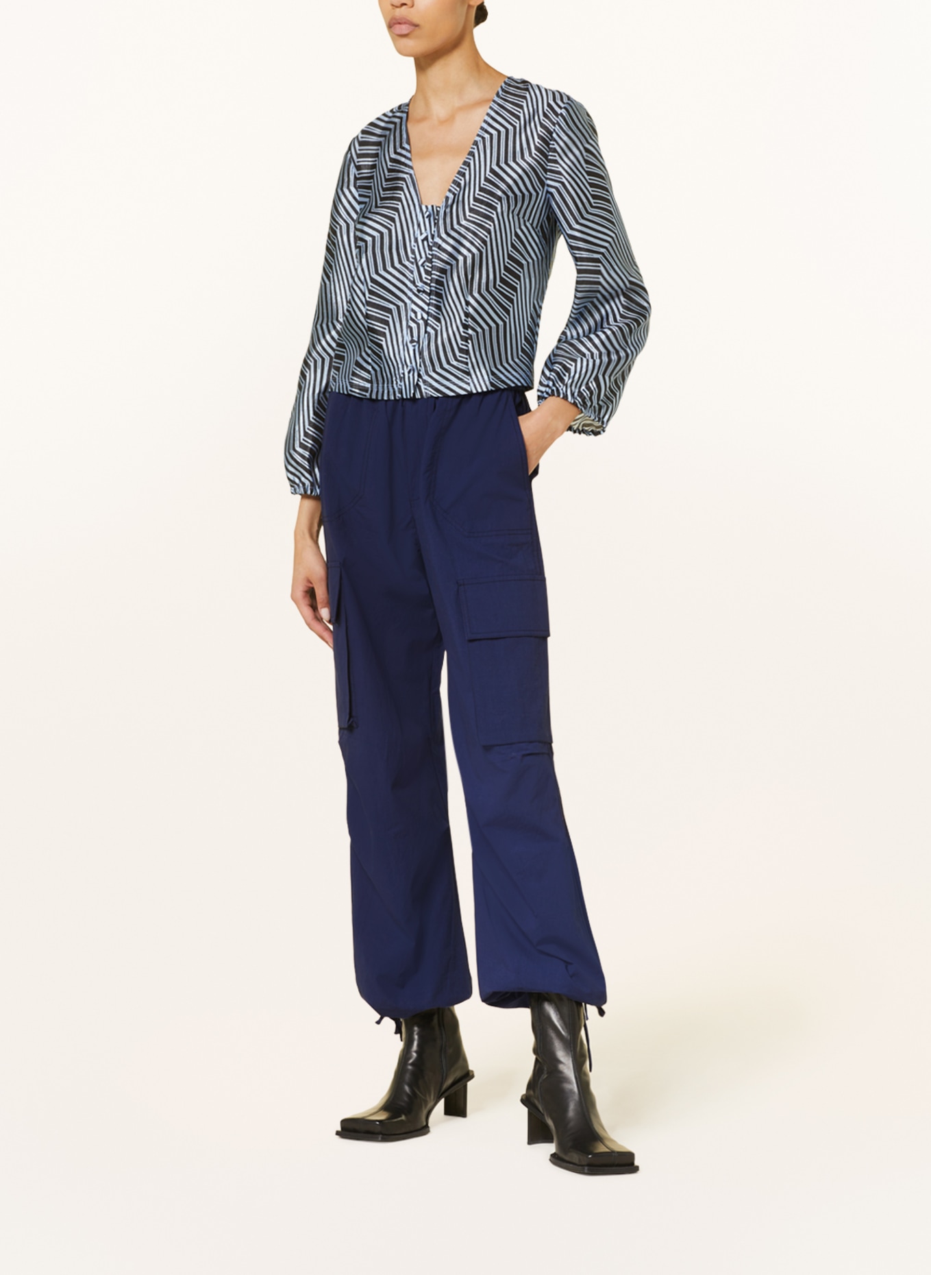 BAUM UND PFERDGARTEN Cropped blouse MIRIANA, Color: BLUE/ BLACK (Image 2)