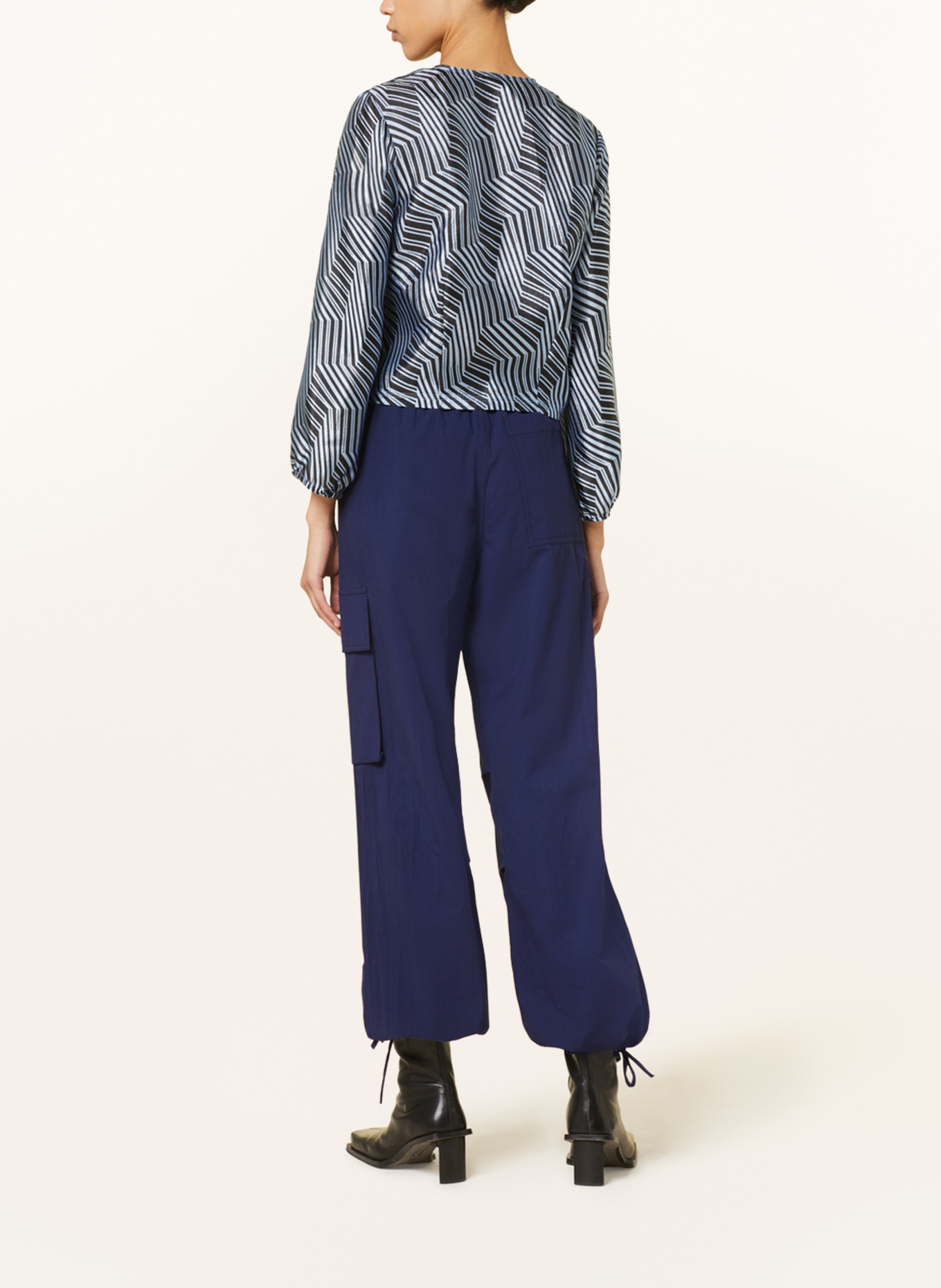 BAUM UND PFERDGARTEN Cropped blouse MIRIANA, Color: BLUE/ BLACK (Image 3)