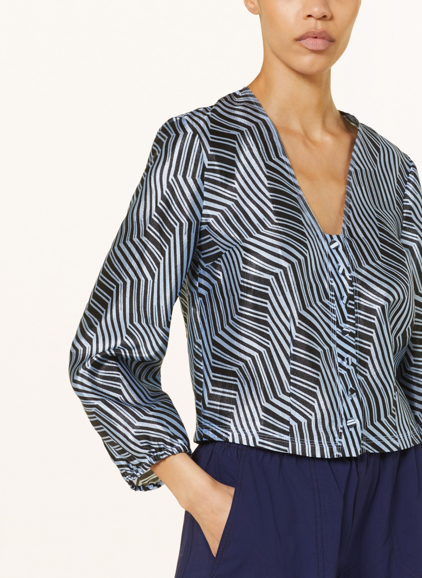 BAUM UND PFERDGARTEN Cropped blouse MIRIANA, Color: BLUE/ BLACK (Image 4)