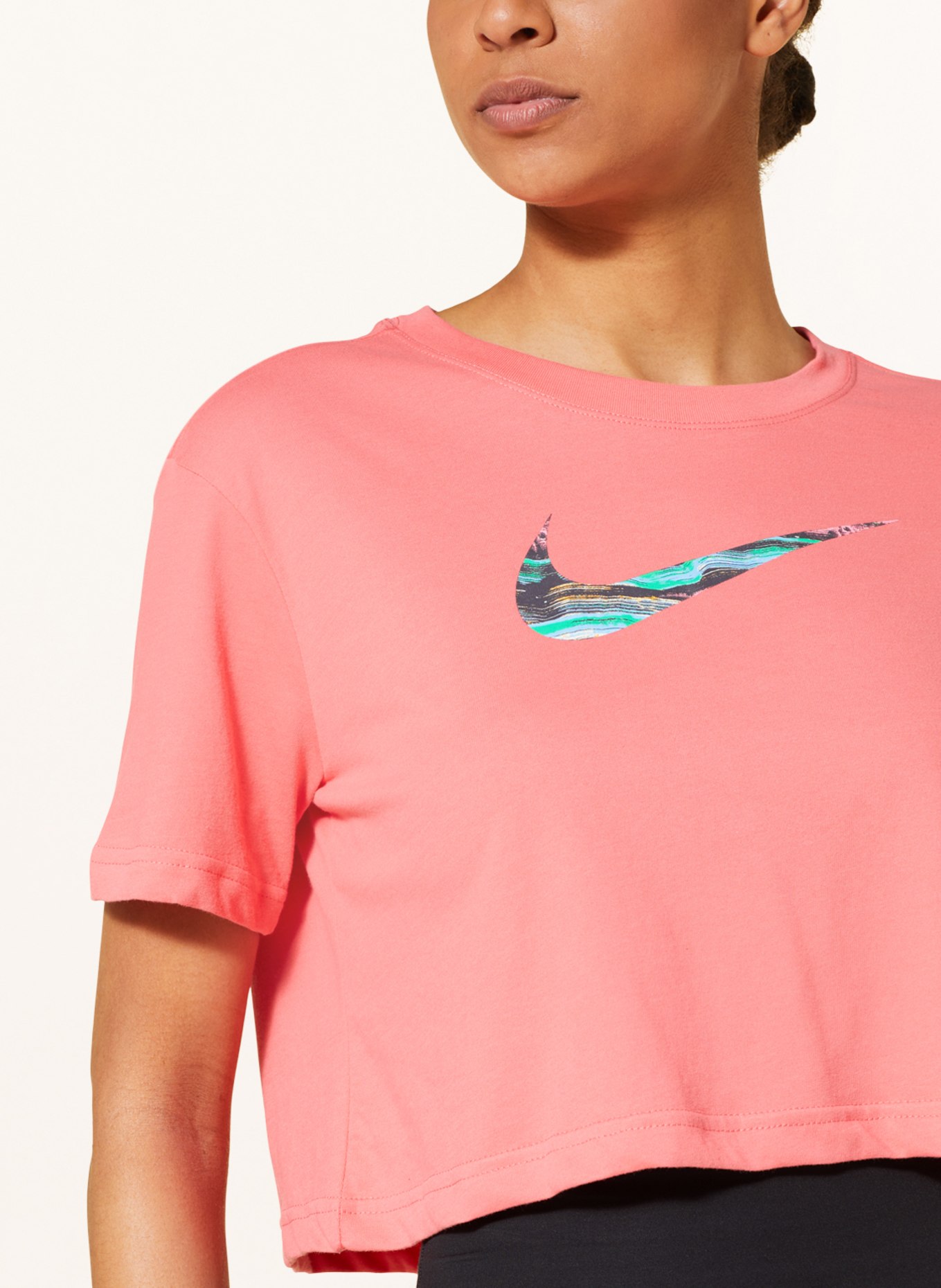 Nike Cropped tričko DRI-FIT, Barva: SVĚTLE ČERVENÁ/ ZELENÁ (Obrázek 4)