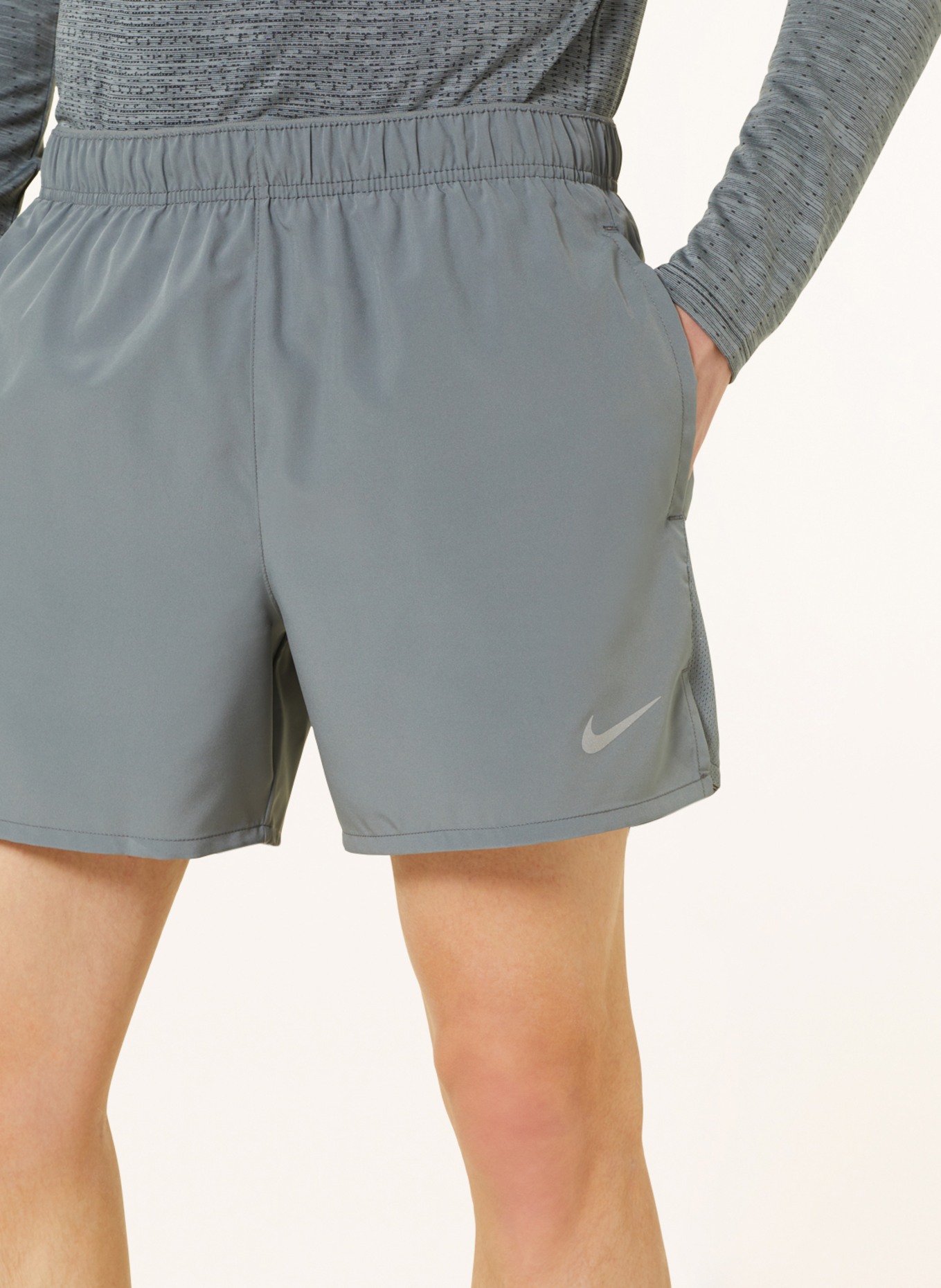 Nike Běžecké šortky 2v1 CHALLENGER, Barva: ŠEDÁ (Obrázek 5)