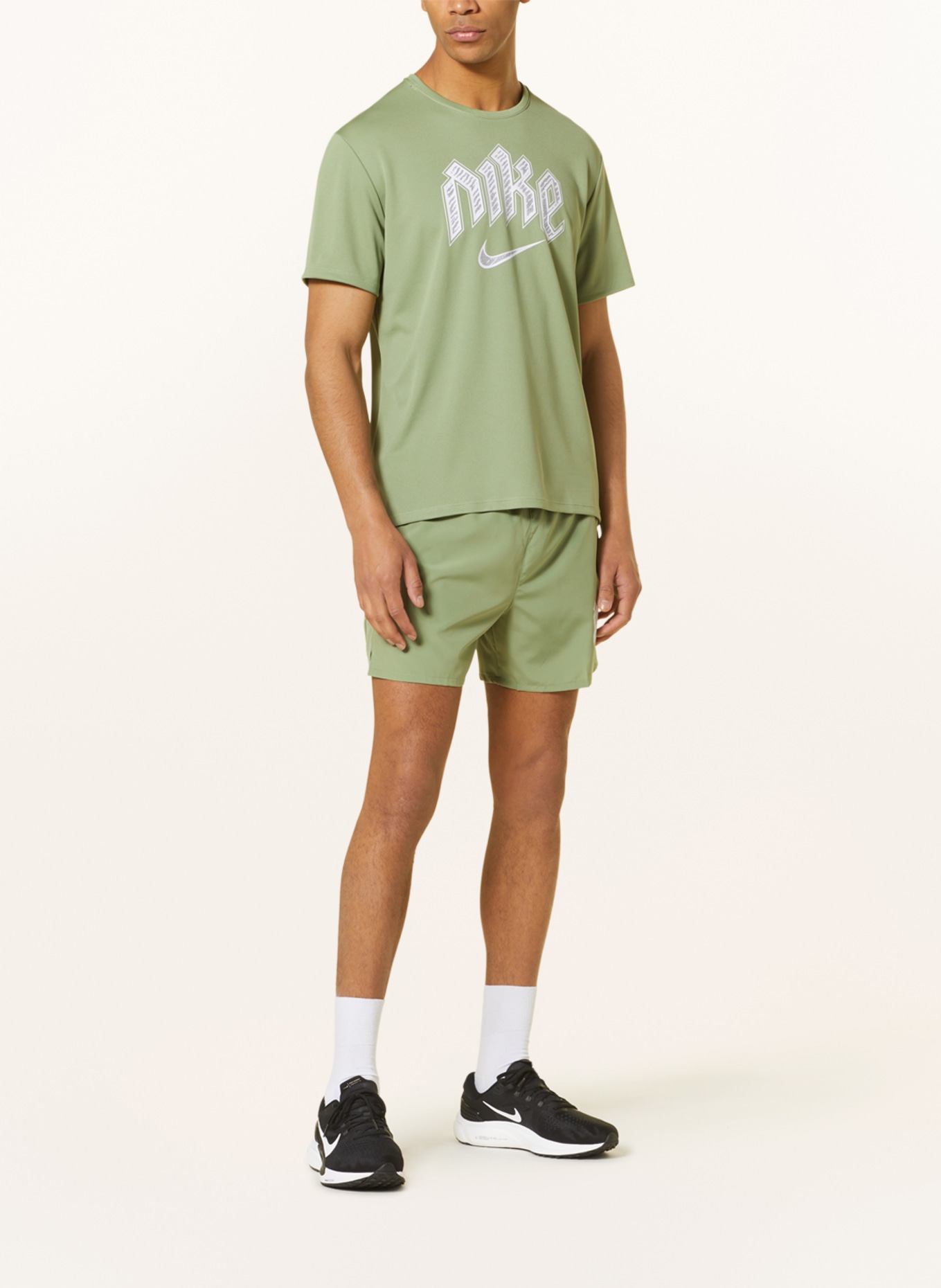 Nike 2-in-1 running shorts DRI-FIT RUN DIVISION CHALLENGE with mesh, Color: OLIVE/ NEON GREEN/ SILVER (Image 2)