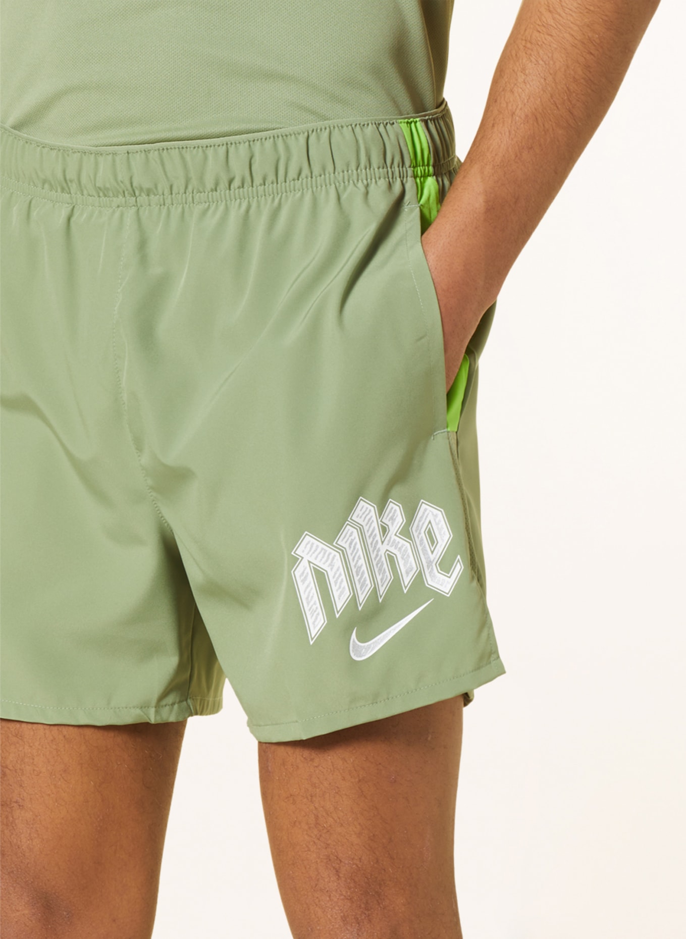 Nike 2-in-1-Laufshorts DRI-FIT RUN DIVISION CHALLENGE mit Mesh, Farbe: OLIV/ NEONGRÜN/ SILBER (Bild 5)