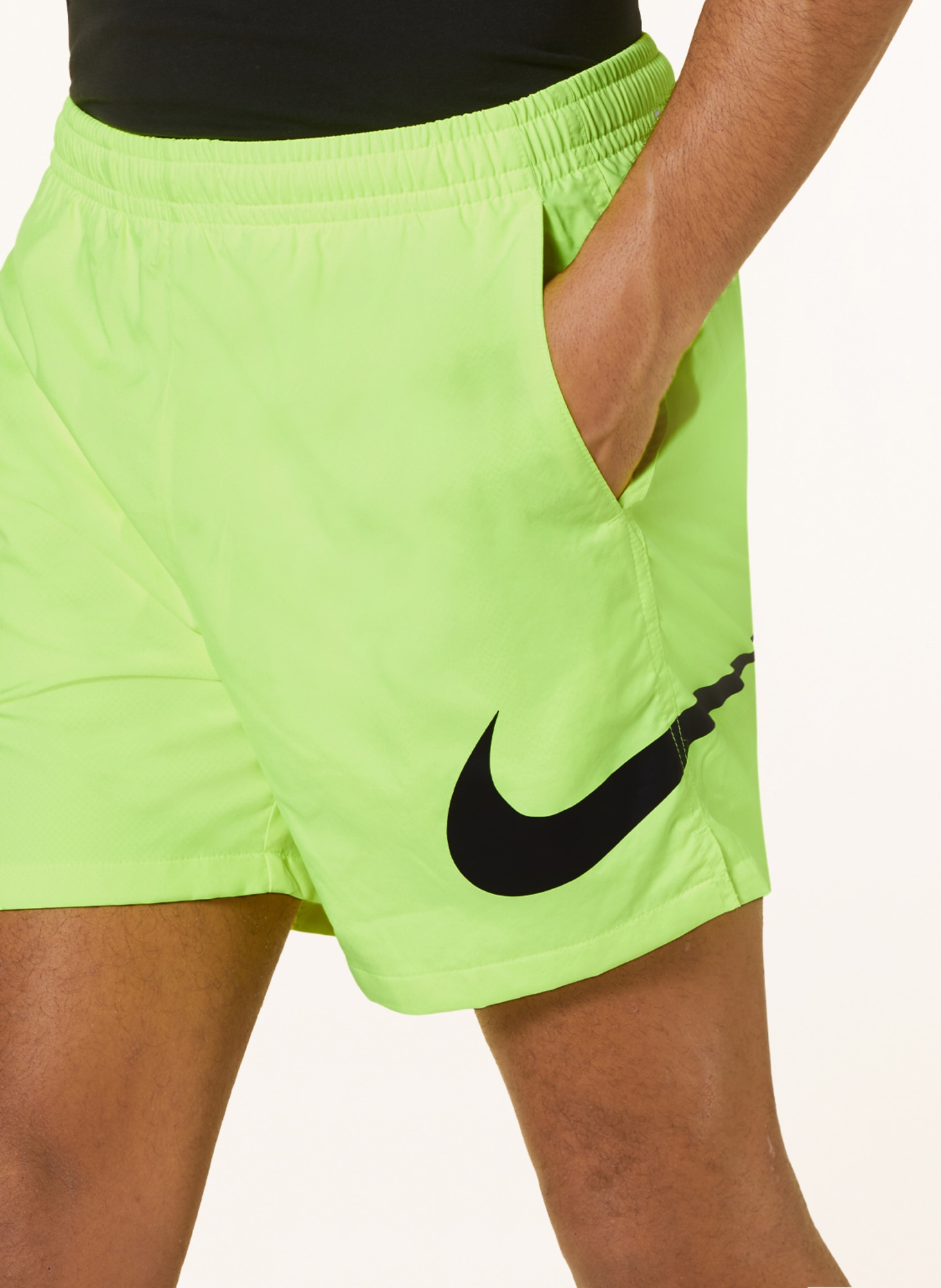 Nike Trainingsshorts REPEAT mit Mesh, Farbe: NEONGELB/ SCHWARZ (Bild 5)