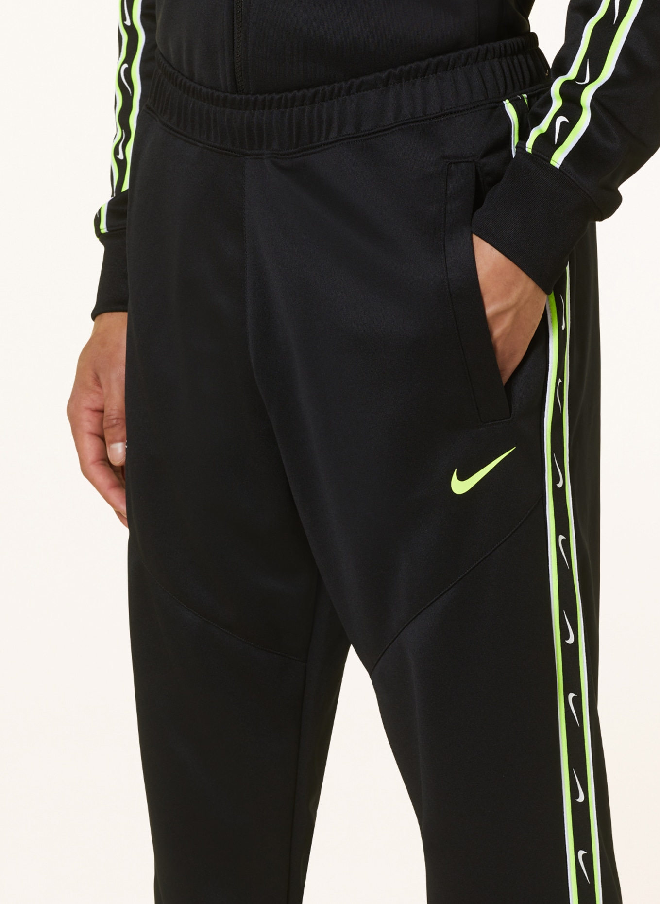 Nike Spodnie dresowe REPEAT, Kolor: CZARNY/ JASKRAWY ŻÓŁTY/ BIAŁY (Obrazek 5)