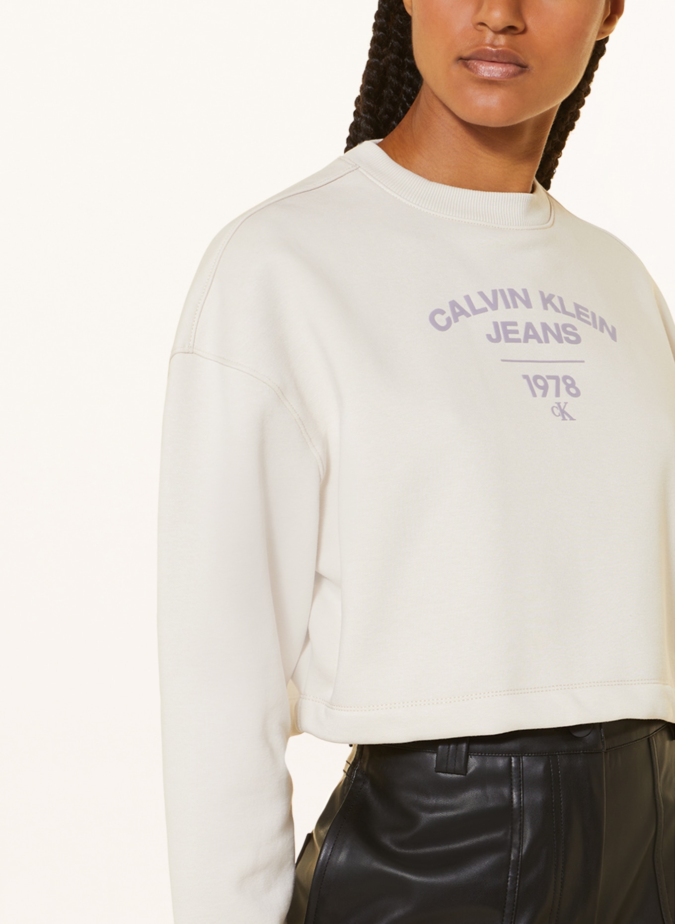 Calvin Klein Jeans Cropped-Sweatshirt, Farbe: HELLGRAU/ HELLLILA (Bild 4)