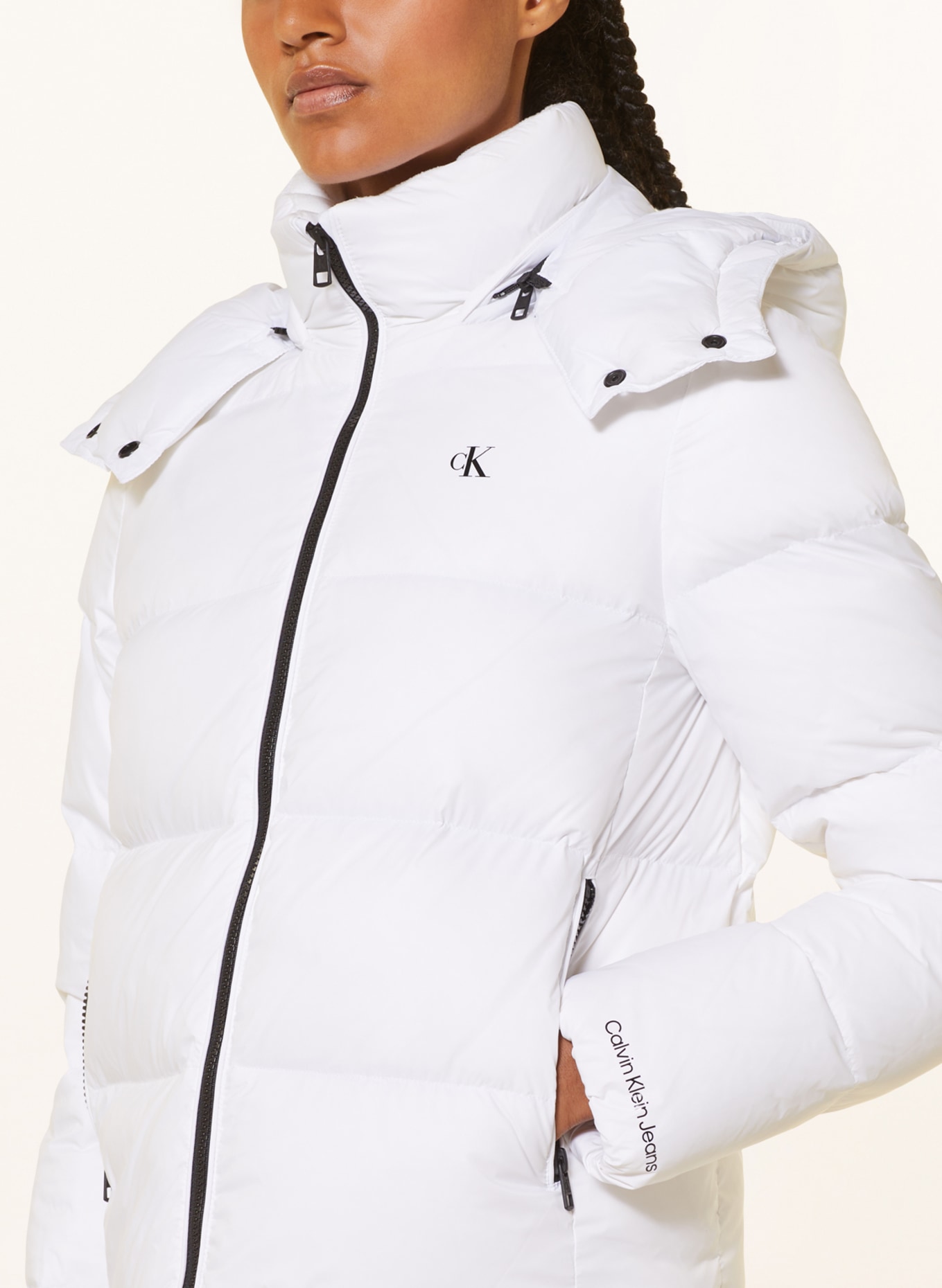 Calvin Klein Jeans Péřová bunda s odnímatelnou kapucí, Barva: BÍLÁ (Obrázek 5)