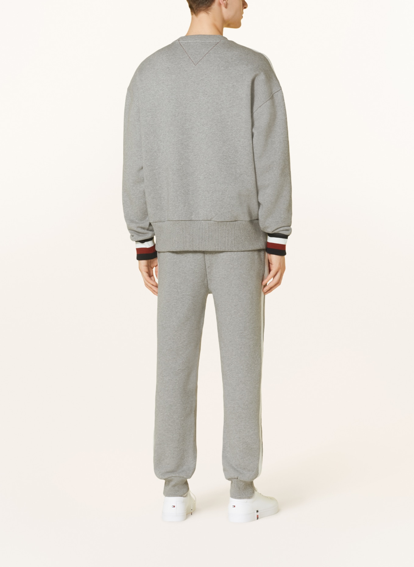 TOMMY HILFIGER Sweatpants mit Galonstreifen, Farbe: HELLGRAU/ WEISS (Bild 3)