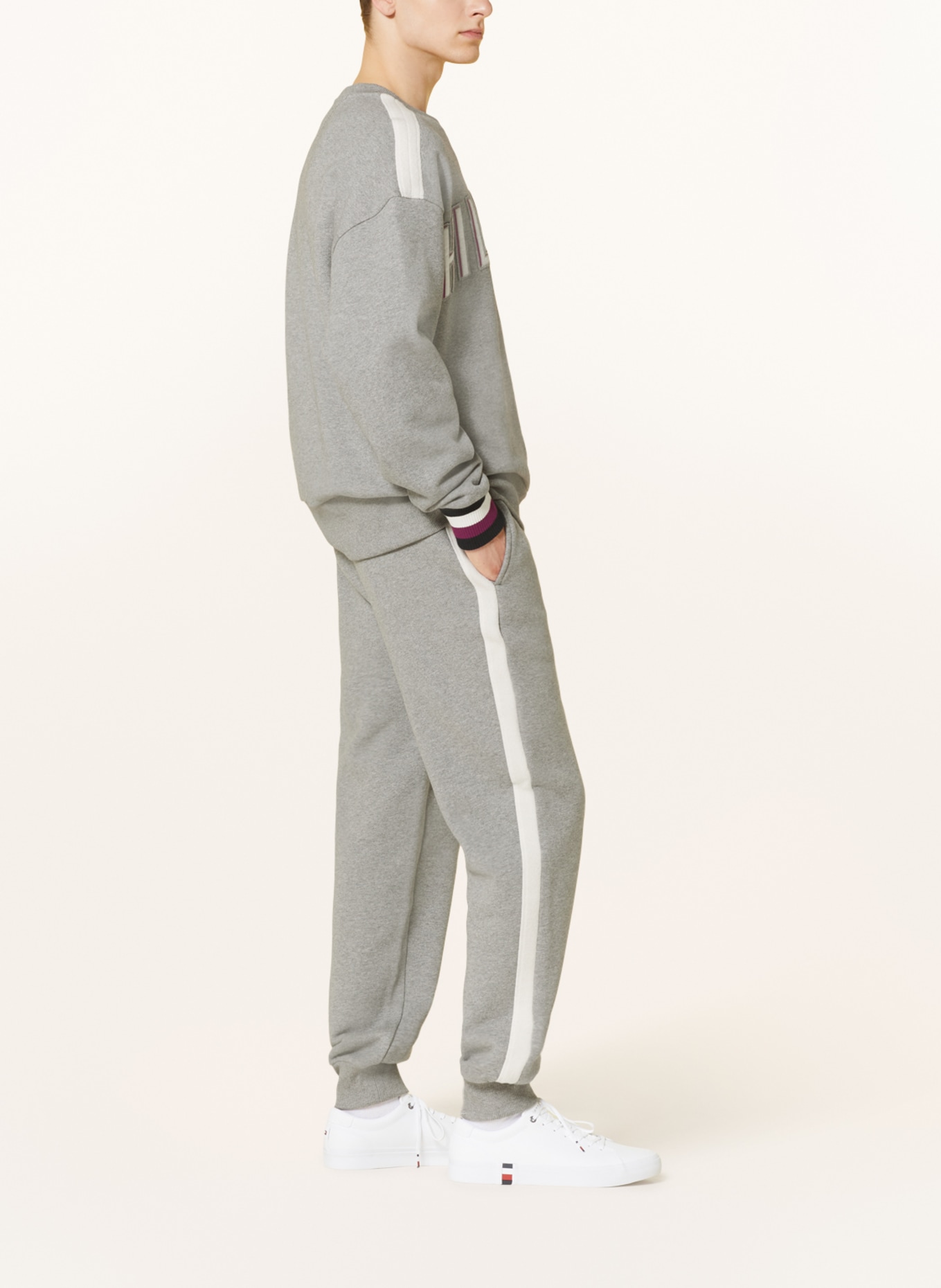 TOMMY HILFIGER Sweatpants mit Galonstreifen, Farbe: HELLGRAU/ WEISS (Bild 4)