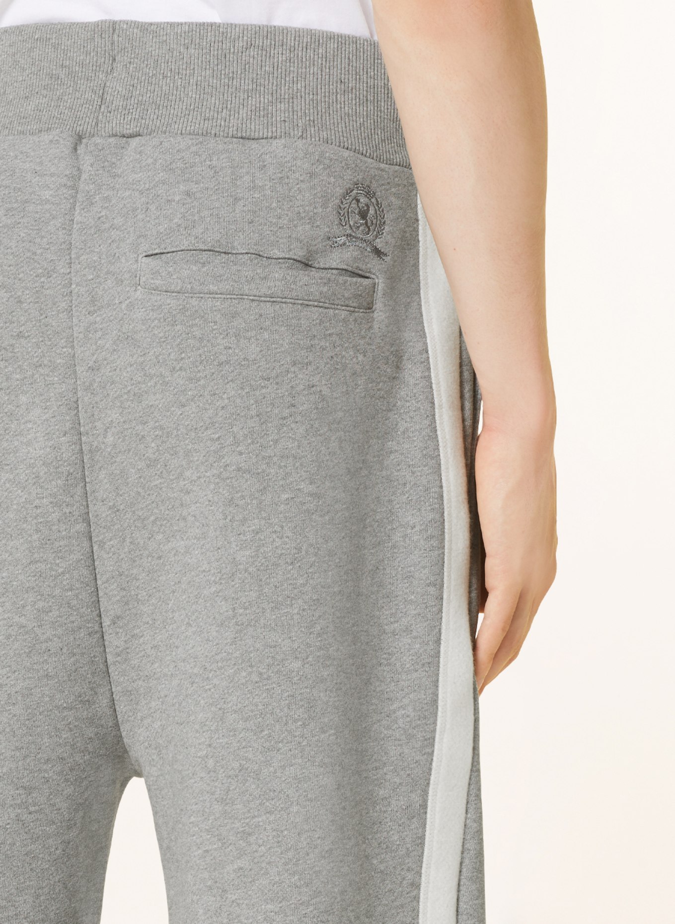 TOMMY HILFIGER Sweatpants with tuxedo stripe, Color: LIGHT GRAY/ WHITE (Image 6)