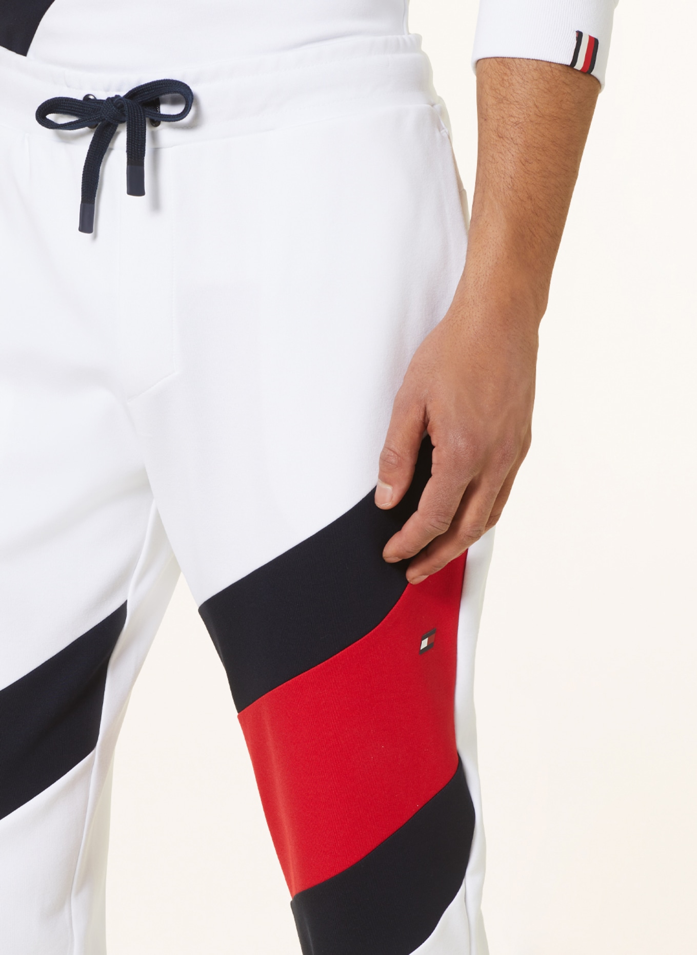 TOMMY HILFIGER Pants in jogger style, Color: WHITE/ DARK BLUE/ RED (Image 5)