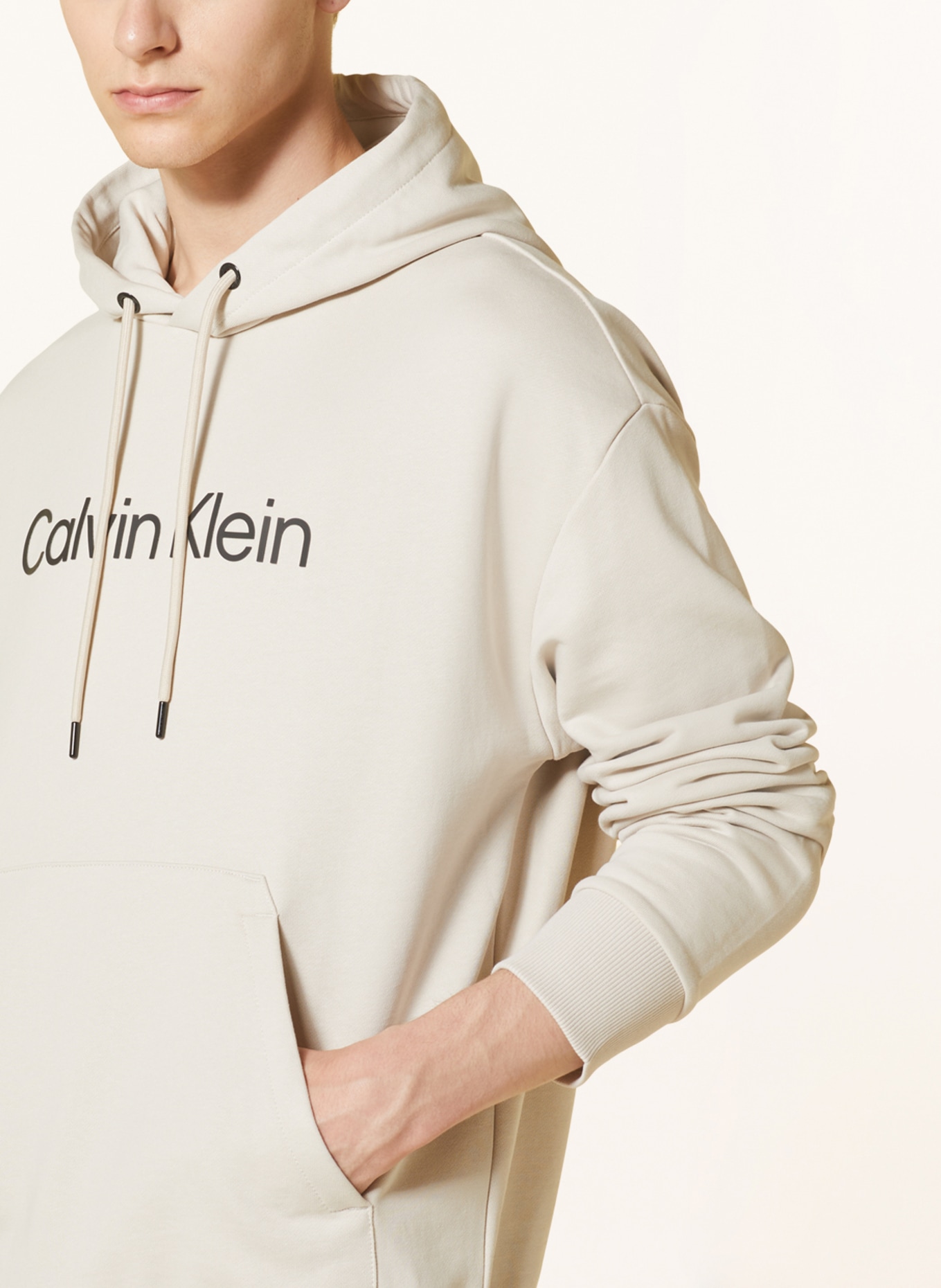Calvin Klein Mikina s kapucí, Barva: KRÉMOVÁ (Obrázek 5)