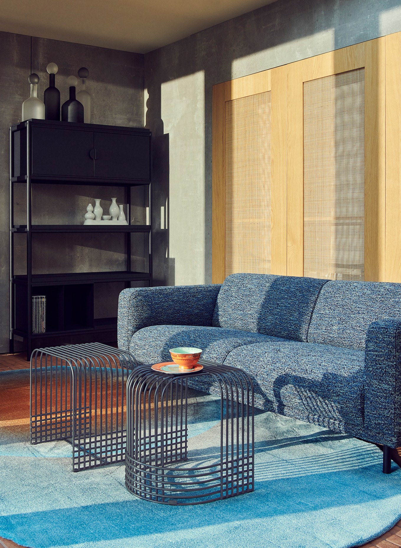 POLSPOTTEN Stolička DROP: ČERNÁ