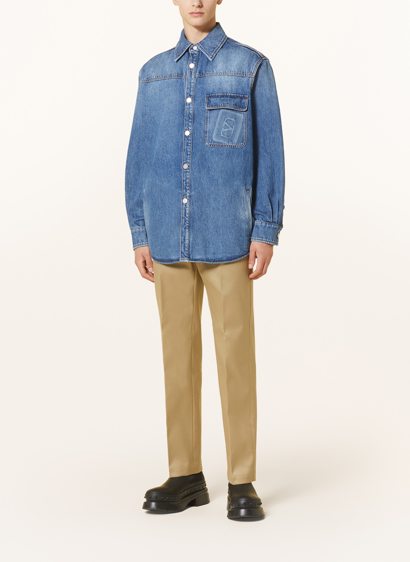 VALENTINO Koszula jeansowa comfort fit, Kolor: 558 MEDIUM BLUE DENIM (Obrazek 2)