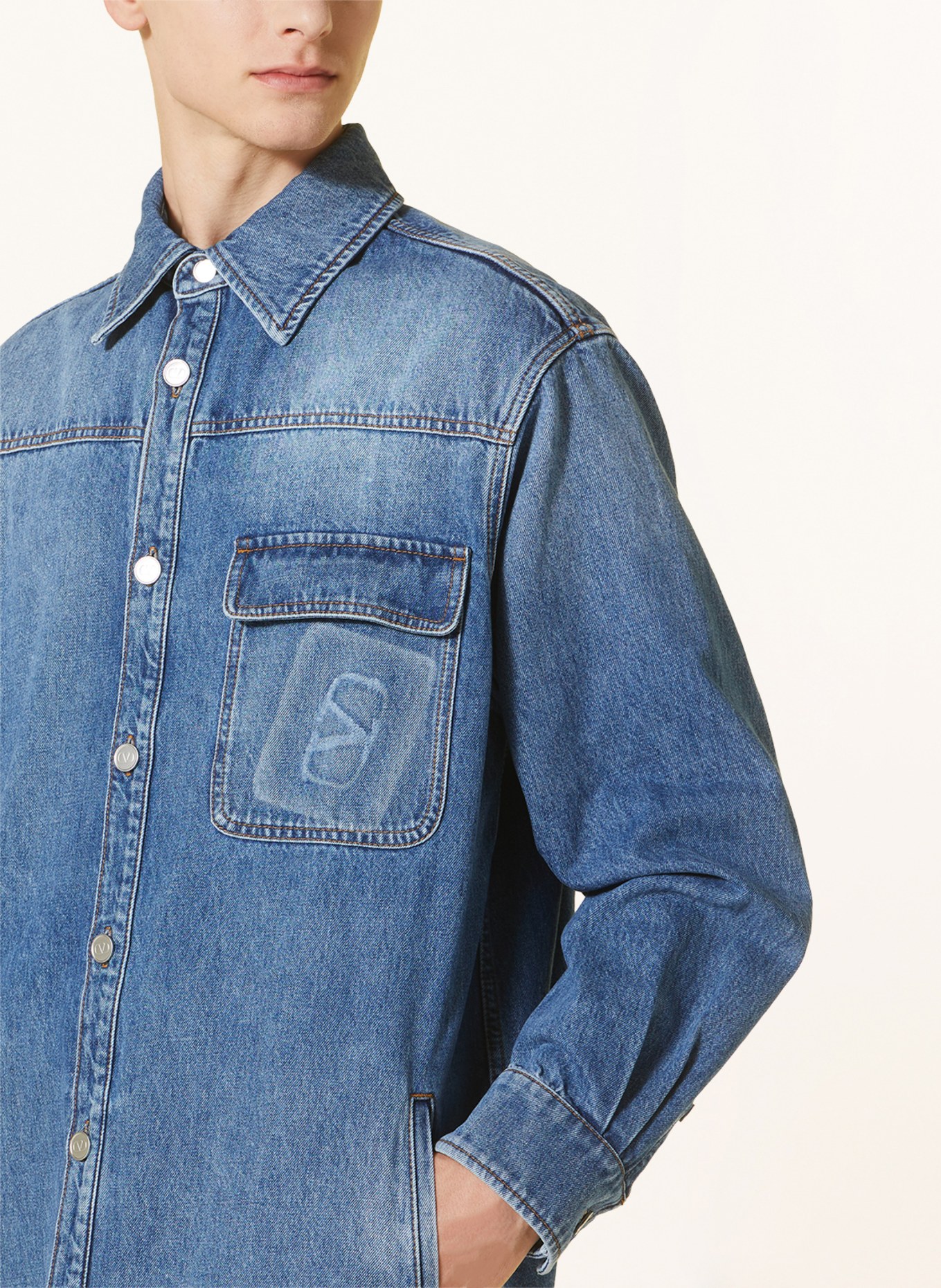 VALENTINO Koszula jeansowa comfort fit, Kolor: 558 MEDIUM BLUE DENIM (Obrazek 4)