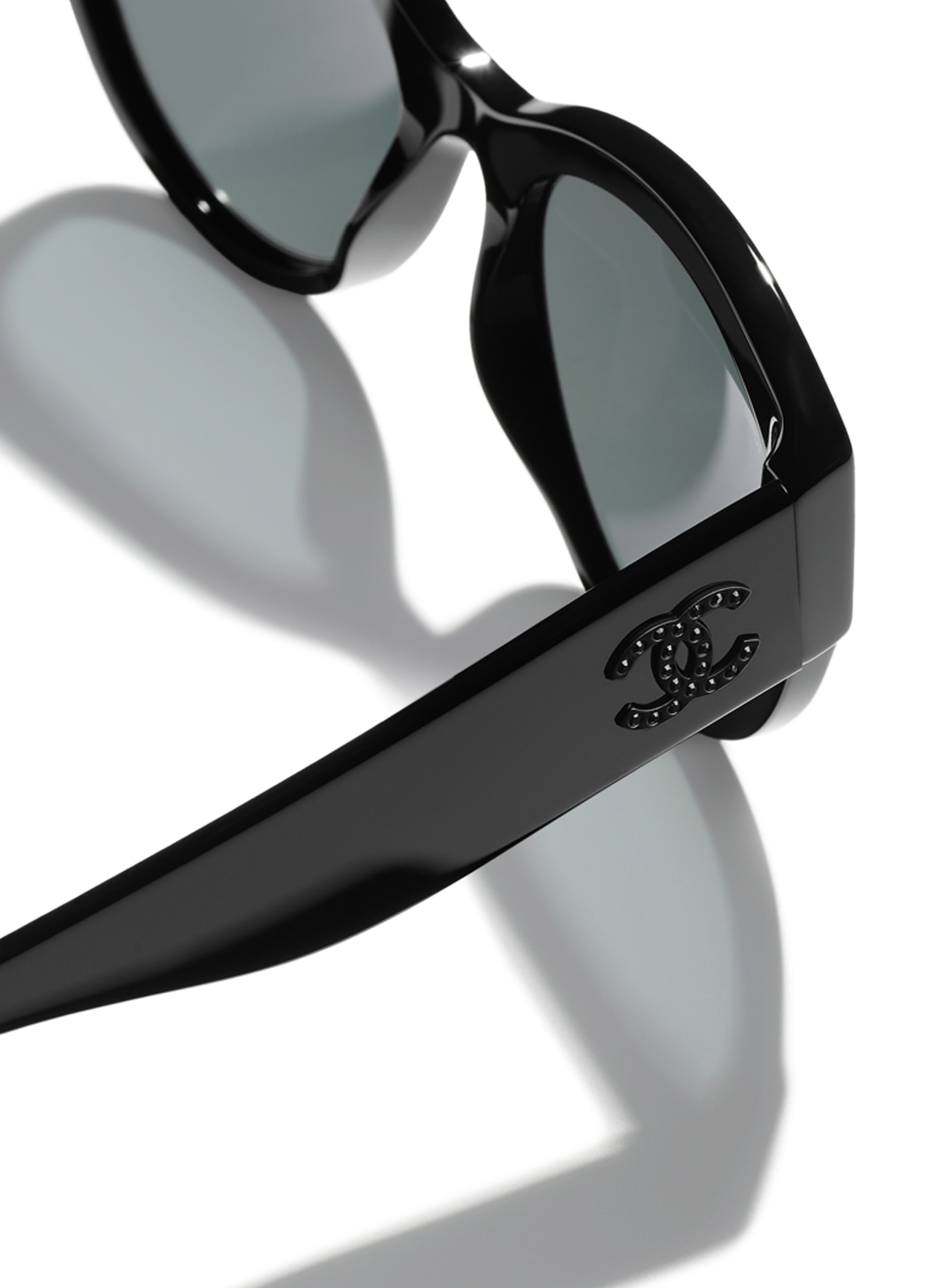CHANEL Cat-eye shaped sunglasses, Color: C888S4 - BLACK/ DARK GRAY (Image 4)