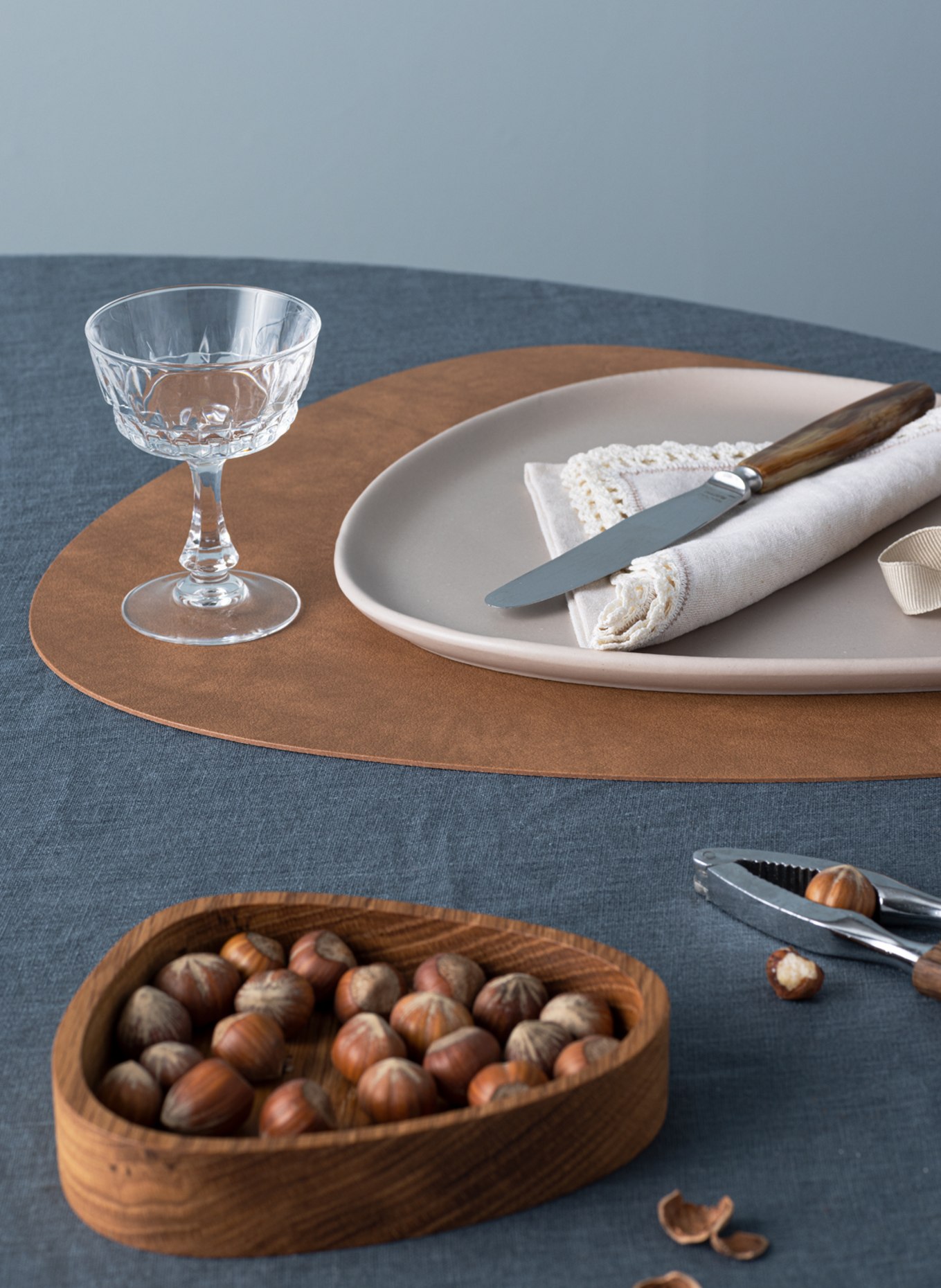 LINDDNA Placemats CURVE L made of leather, Color: COGNAC (Image 2)