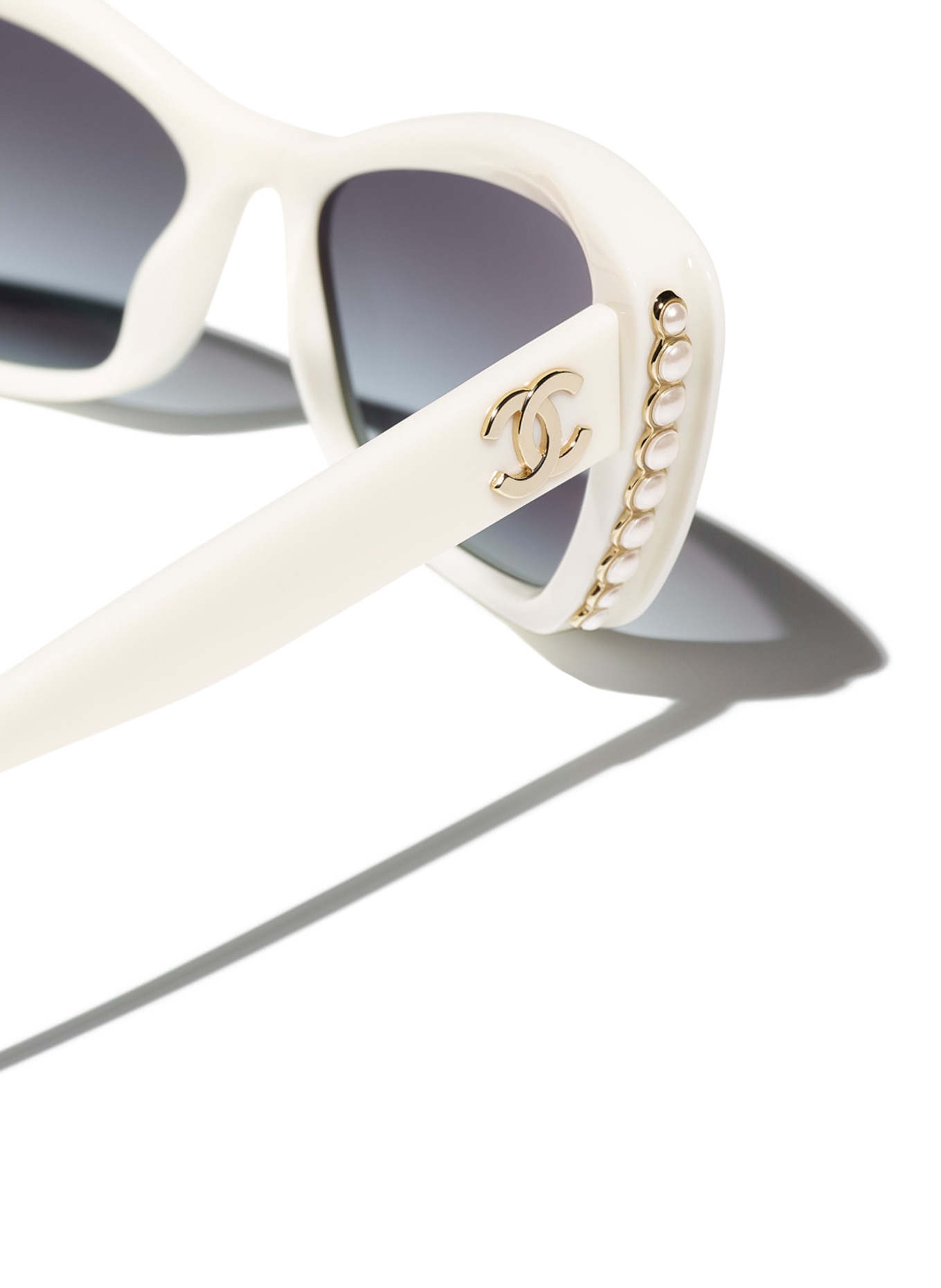 CHANEL Katzenaugenförmige Sonnenbrille, Farbe: 1255S6 - WEISS/ DUNKELGRAU VERLAUF (Bild 4)