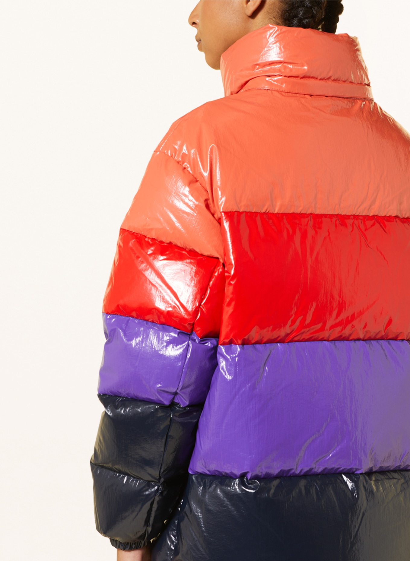 TOMMY JEANS Péřová bunda s odnímatelnou kapucí, Barva: ČERVENÁ/ FIALOVÁ/ TMAVĚ MODRÁ (Obrázek 6)
