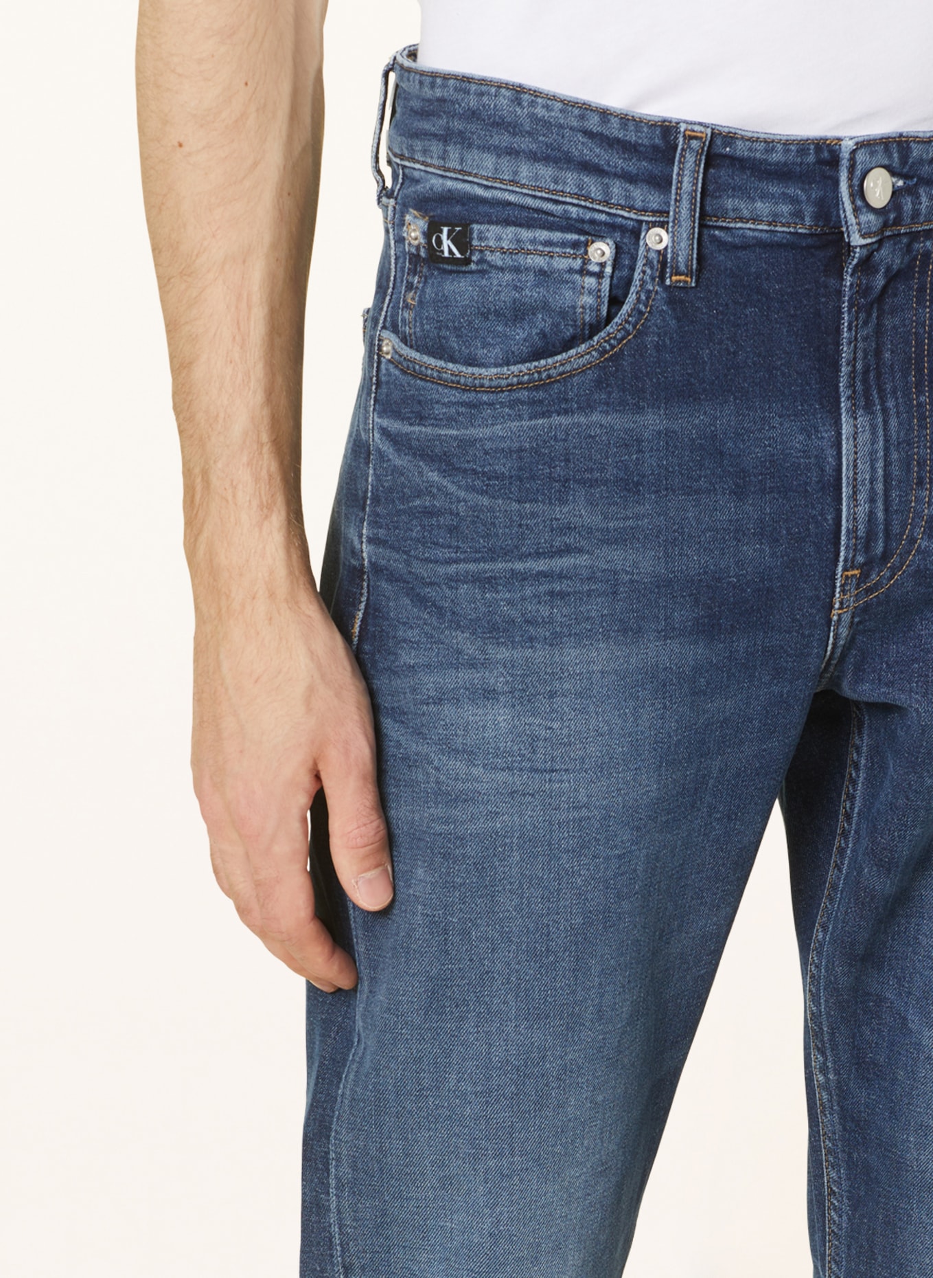 Calvin Klein Jeans Jeansy Slim Taper Fit, Kolor: 1BJ DENIM DARK (Obrazek 5)