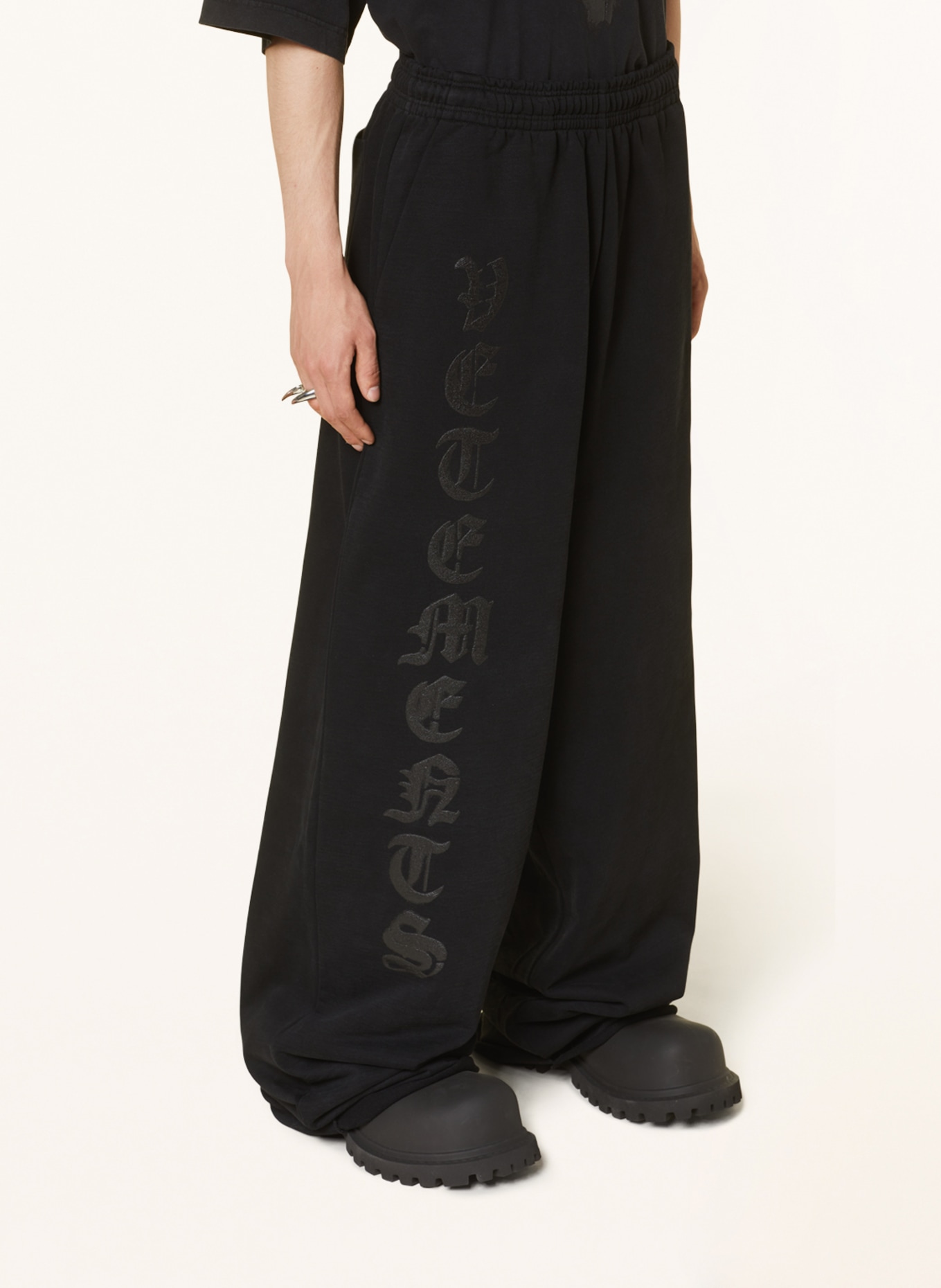 VETEMENTS Sweatpants, Color: BLACK (Image 5)
