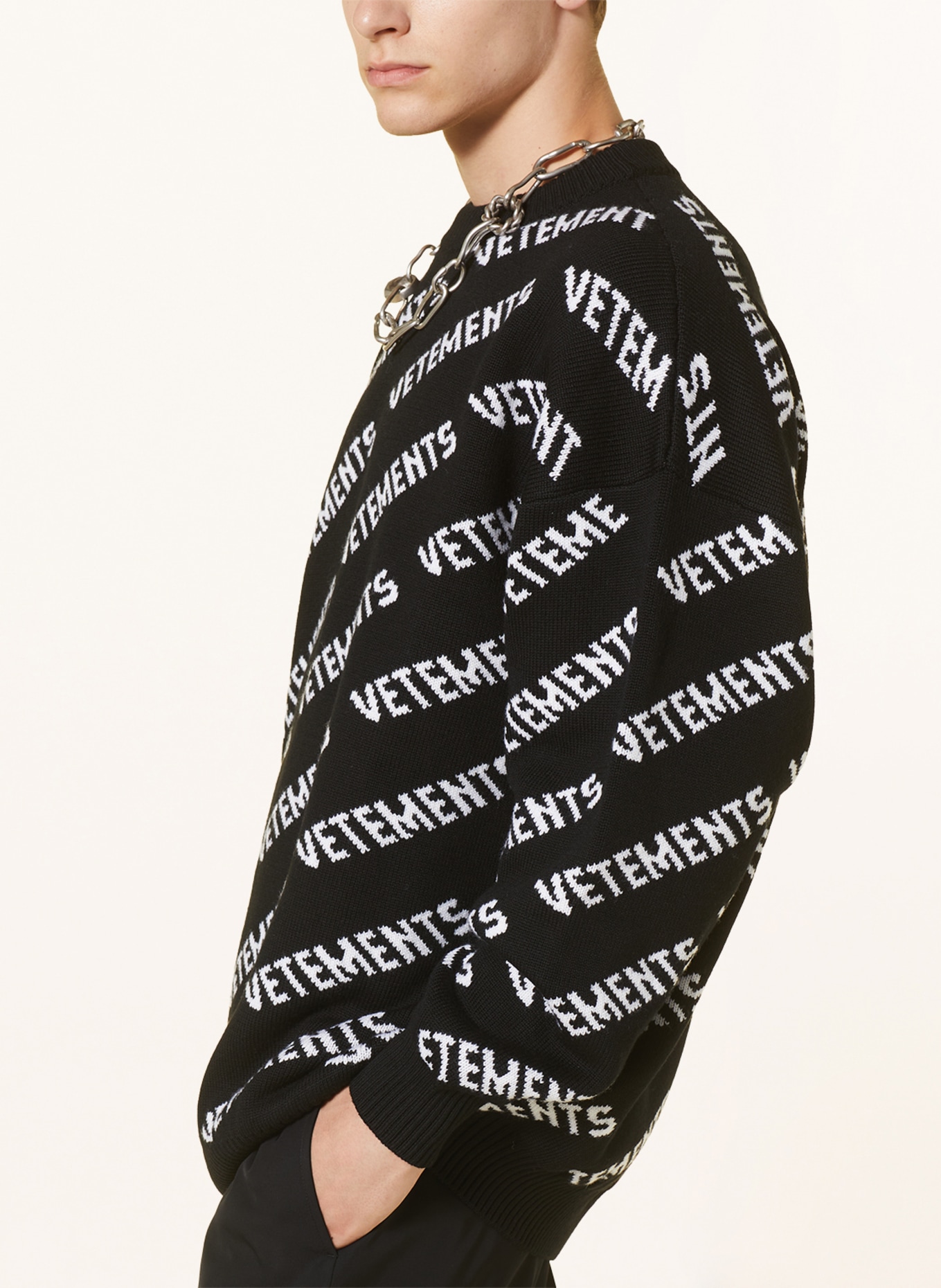 VETEMENTS Oversized sweater made of merino wool, Color: BLACK/ WHITE (Image 4)