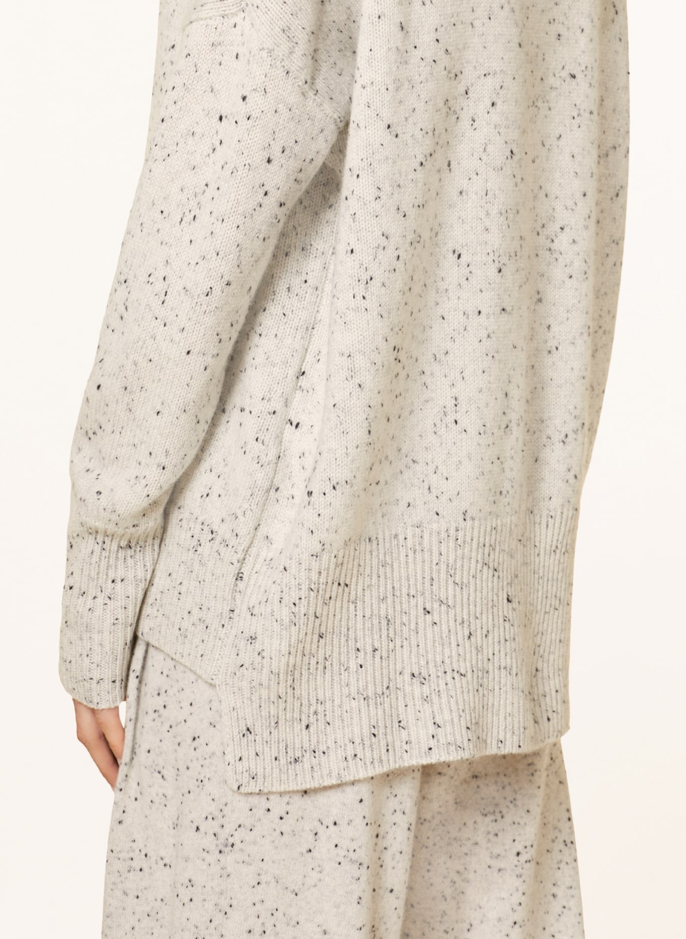 LISA YANG Oversized-Pullover HEIDI aus Cashmere, Farbe: HELLGRAU/ DUNKELGRAU (Bild 4)