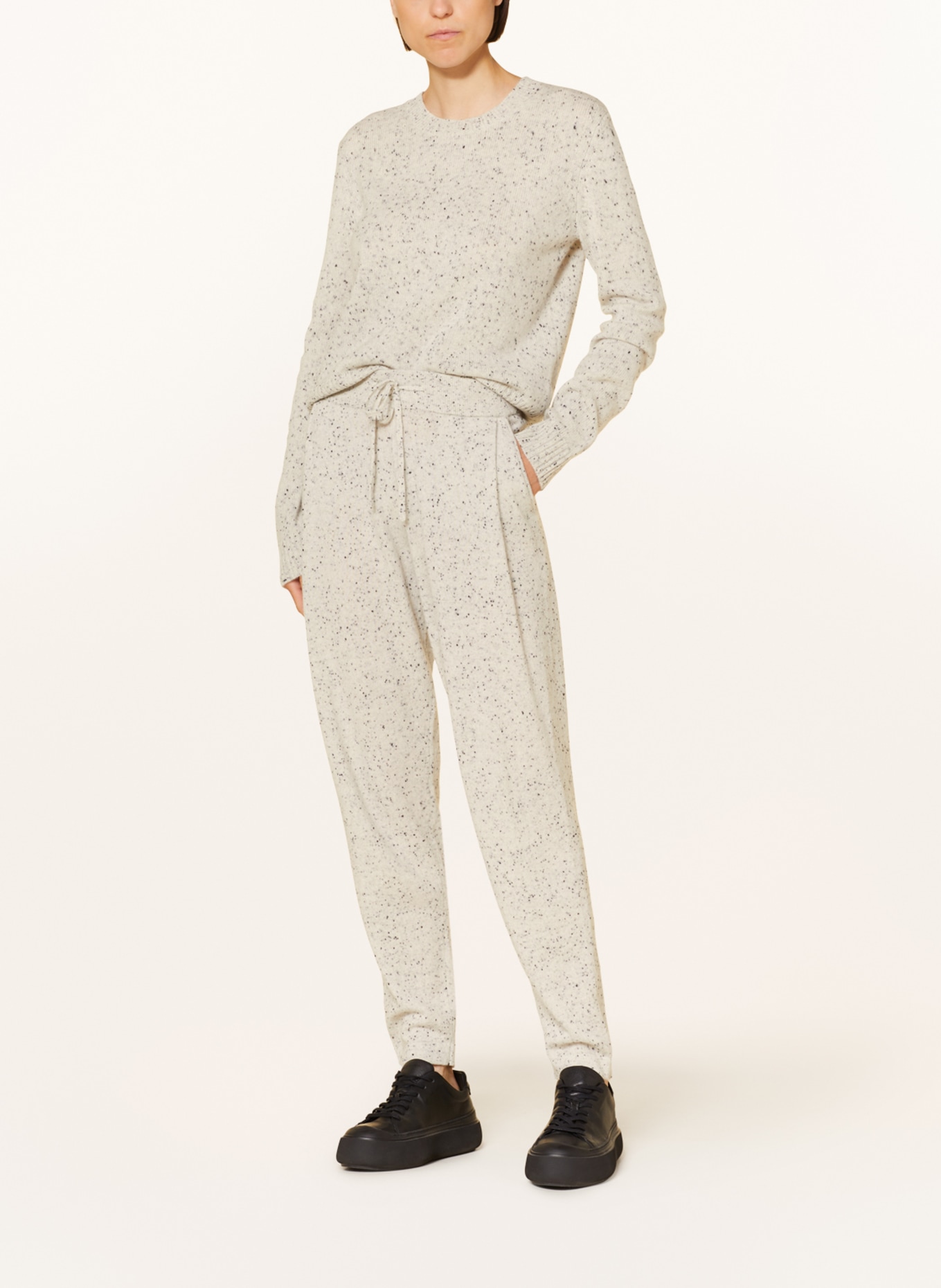 LISA YANG Knit trousers JO made of cashmere in jogger style, Color: LIGHT GRAY/ DARK GRAY (Image 2)