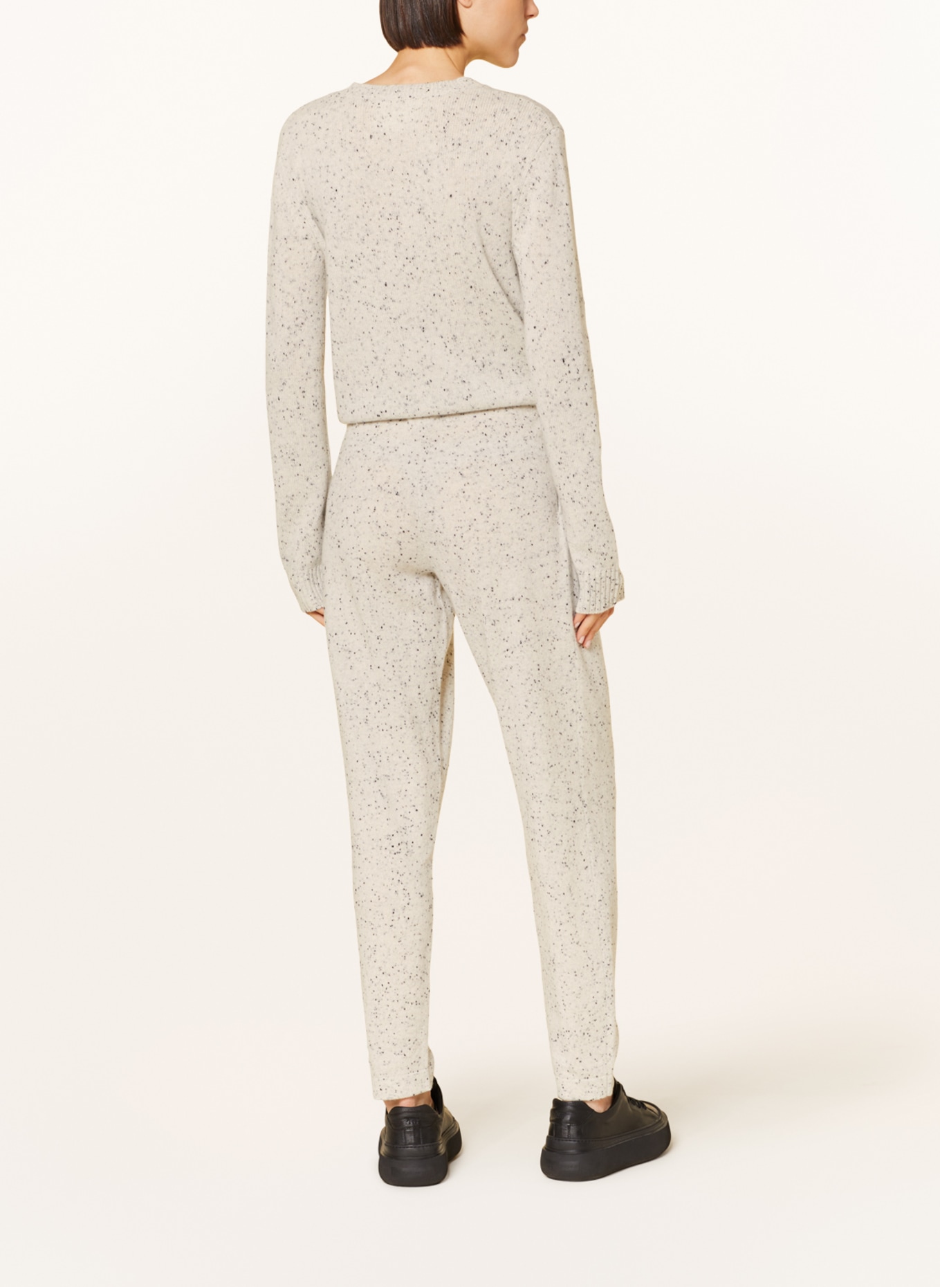 LISA YANG Knit trousers JO made of cashmere in jogger style, Color: LIGHT GRAY/ DARK GRAY (Image 3)