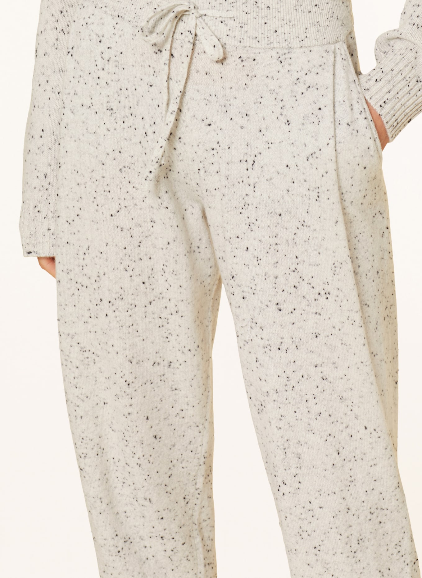 LISA YANG Knit trousers JO made of cashmere in jogger style, Color: LIGHT GRAY/ DARK GRAY (Image 5)