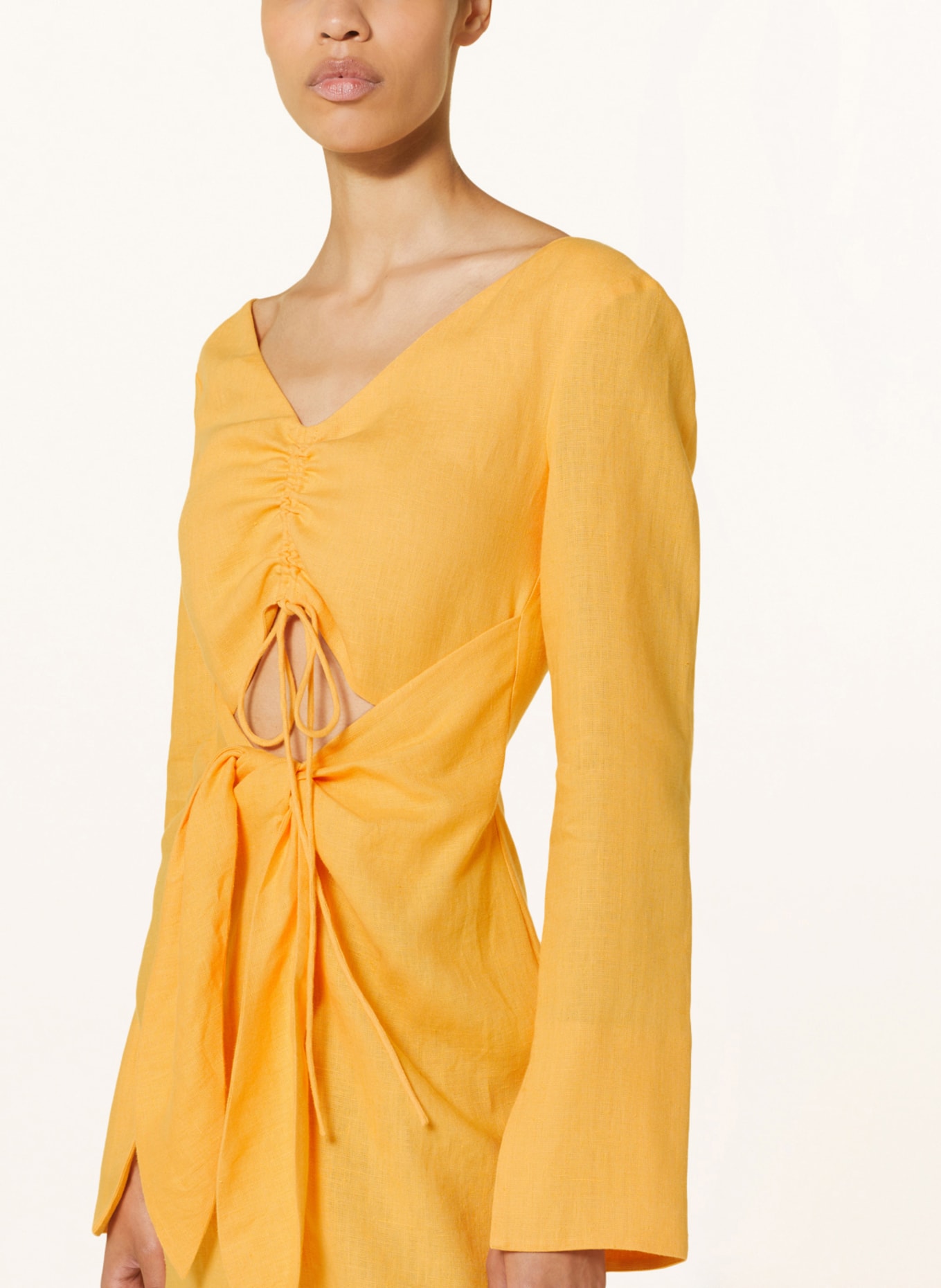 Nanushka Sukienka z lnu GILIA z wycięciem i ozdobnym wiązaniem, Kolor: POMARAŃCZOWY (Obrazek 4)